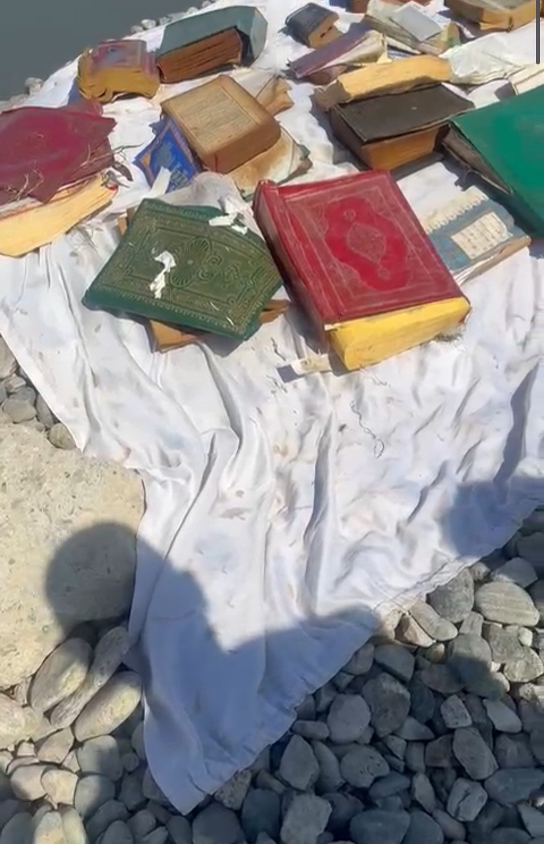 Batman Çayı kıyısında çuvallar