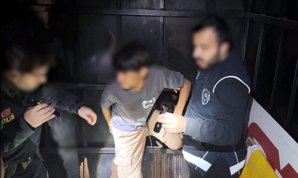 Bitlis'te polis ekipleri kamyonet