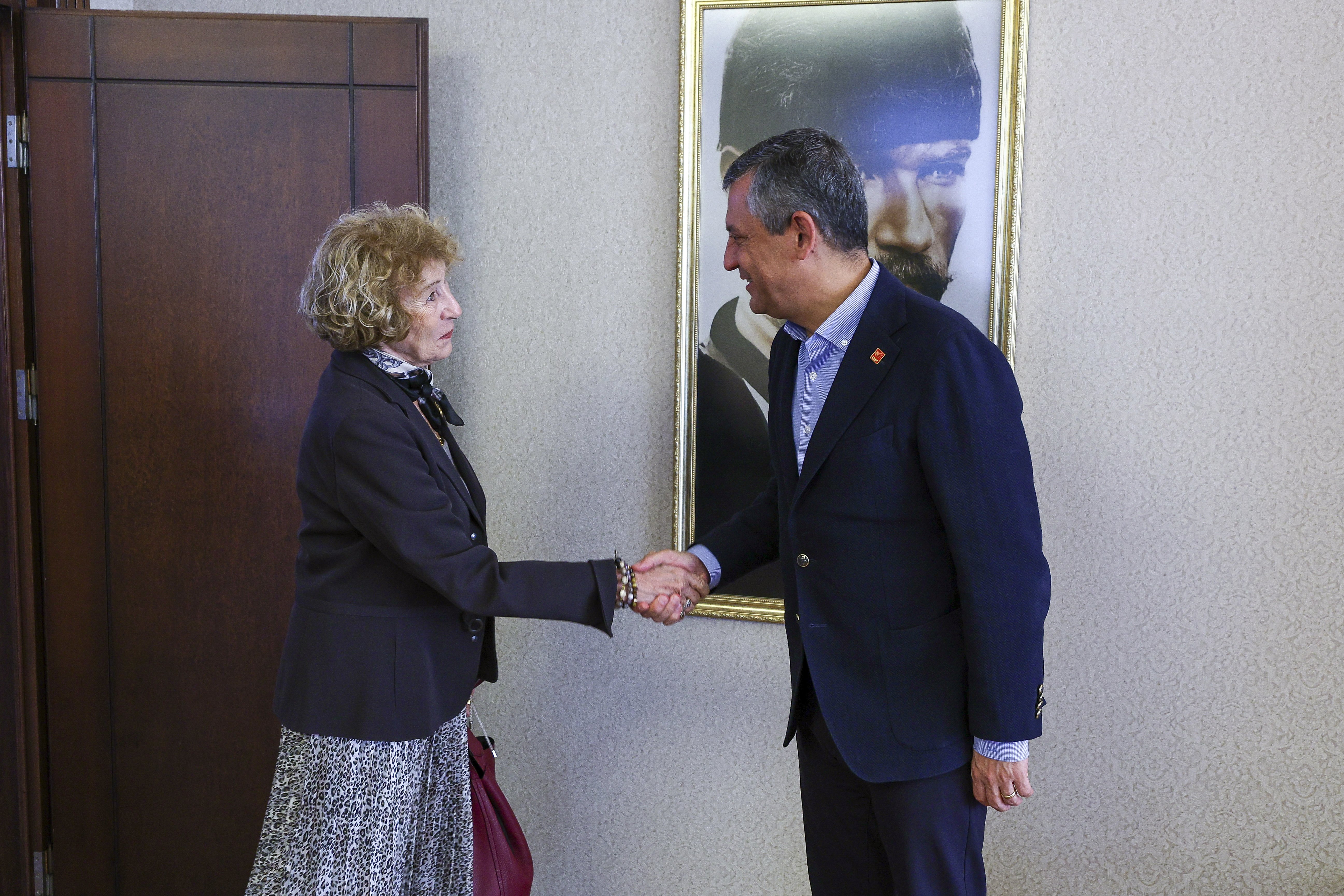 CHP’ye Tarihi Üyelik: Ayşe Kulin Partiye Katıldı, Özgür Özel Rozet Takti