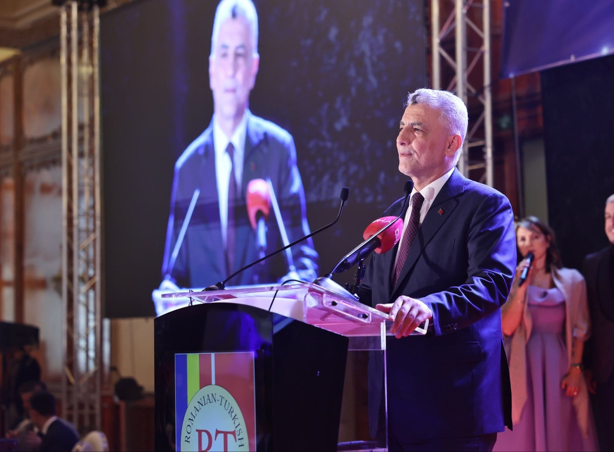 Ticaret Bakanı Ömer Bolat’tan Romanya’da Cumhuriyet Galası’nda Tarihi Açıklamalar: ‘Ticaret Hacmimiz 13,5 Milyar Doları Aşacak’ Ticaret Bakanı Ömer Bolat,