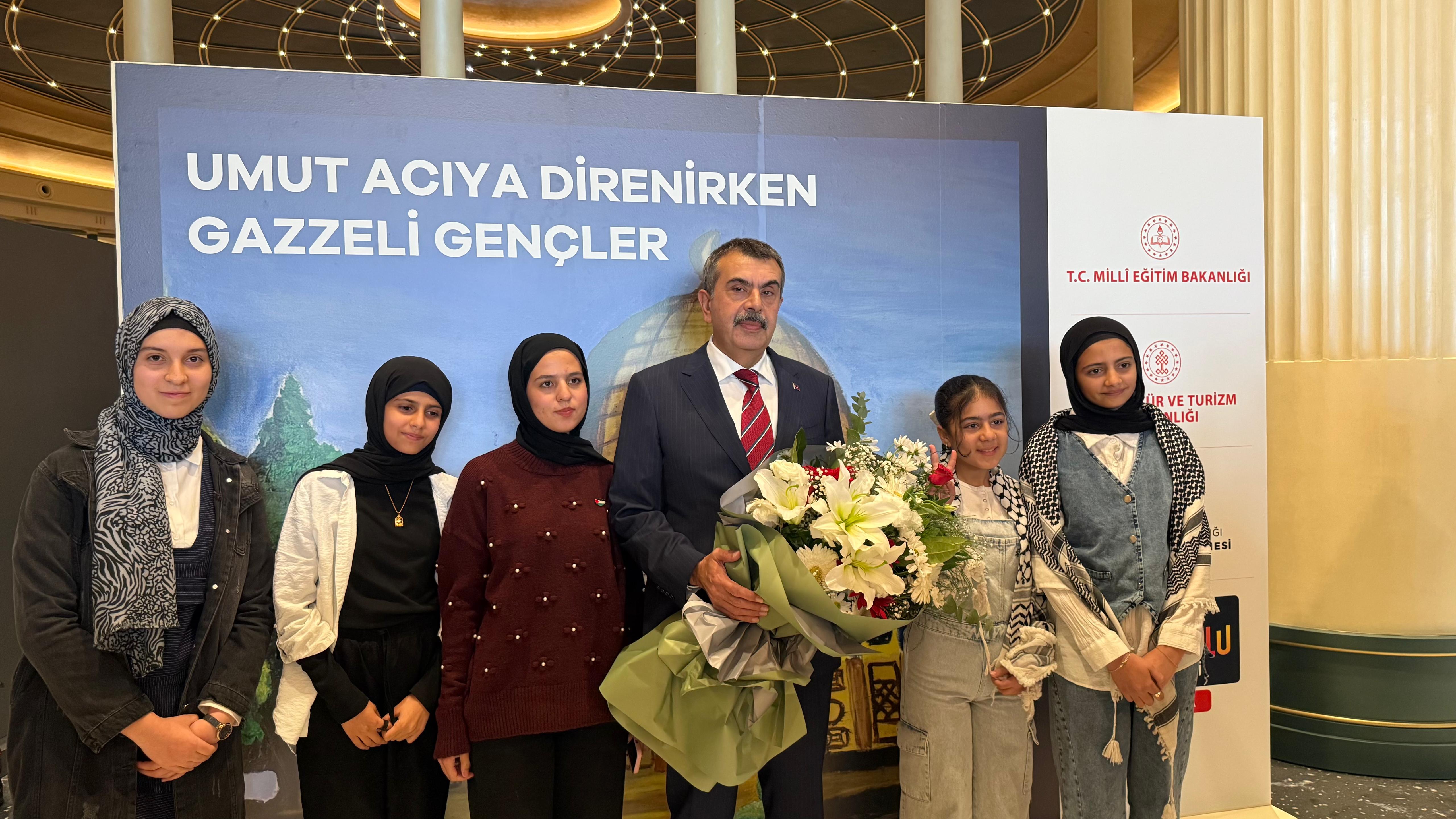 Bakan Tekin’den Filistinli Öğrencilerin ‘Umut Acıya Direnirken’ Sergisine Ziyaret