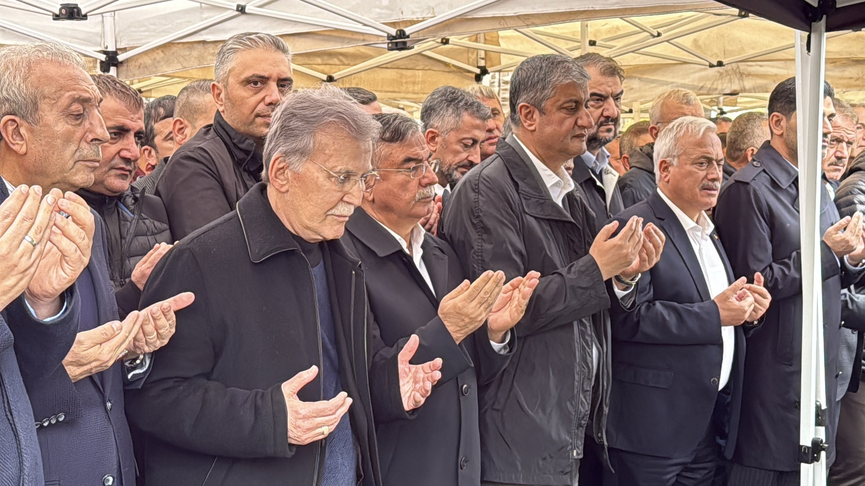 Eski TBMM Başkanı Mehmet Ali Şahin’in Babası Abdullah Şahin Son Yolculuğuna Uğurlandı Eski TBMM Başkanı Mehmet