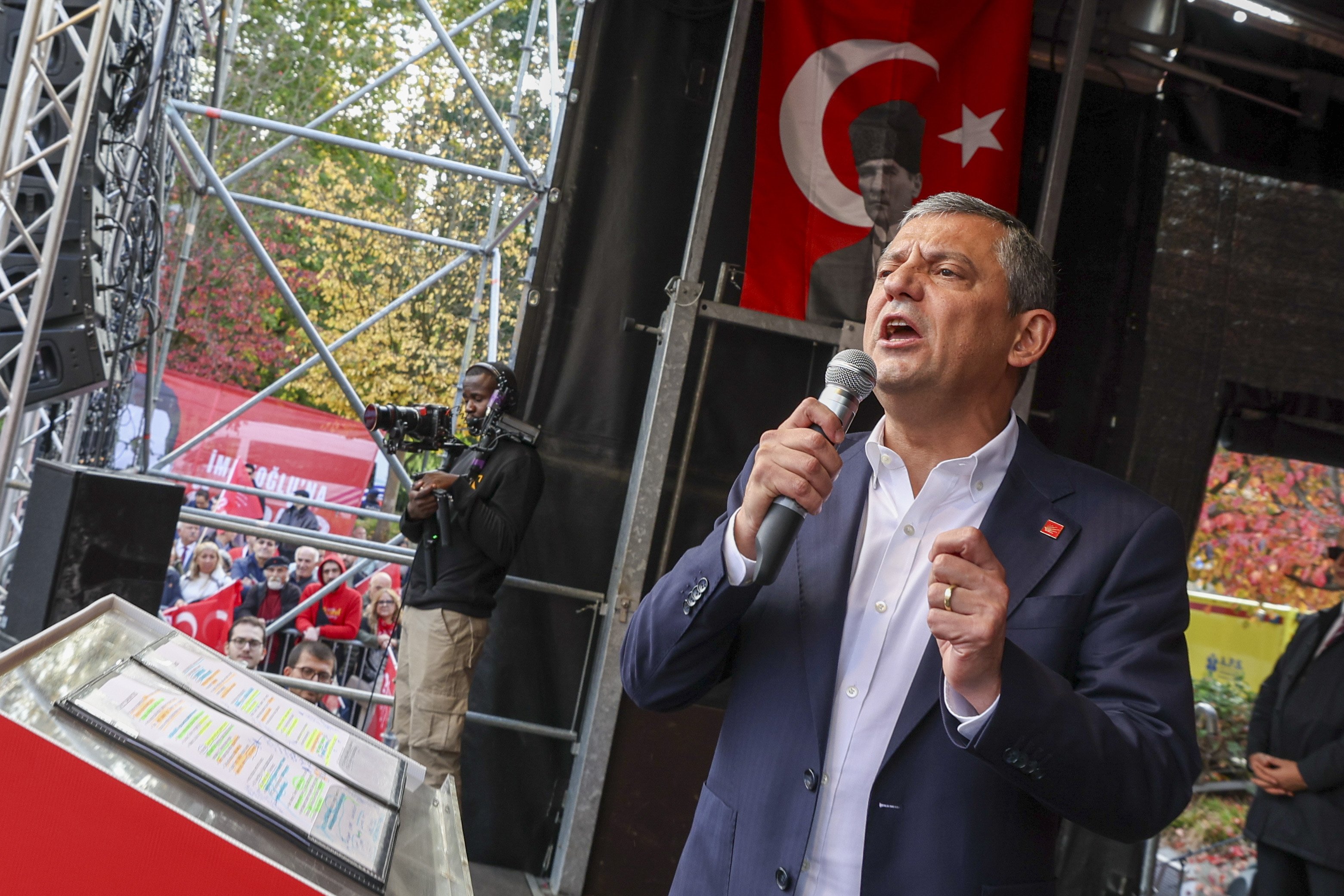 Özgür Özel Brüksel’de Millet İradesine Sahip Çıkıyor Mitinginde Konuştu: ‘Demokrasi Varsa Her Sorun Halledilir’