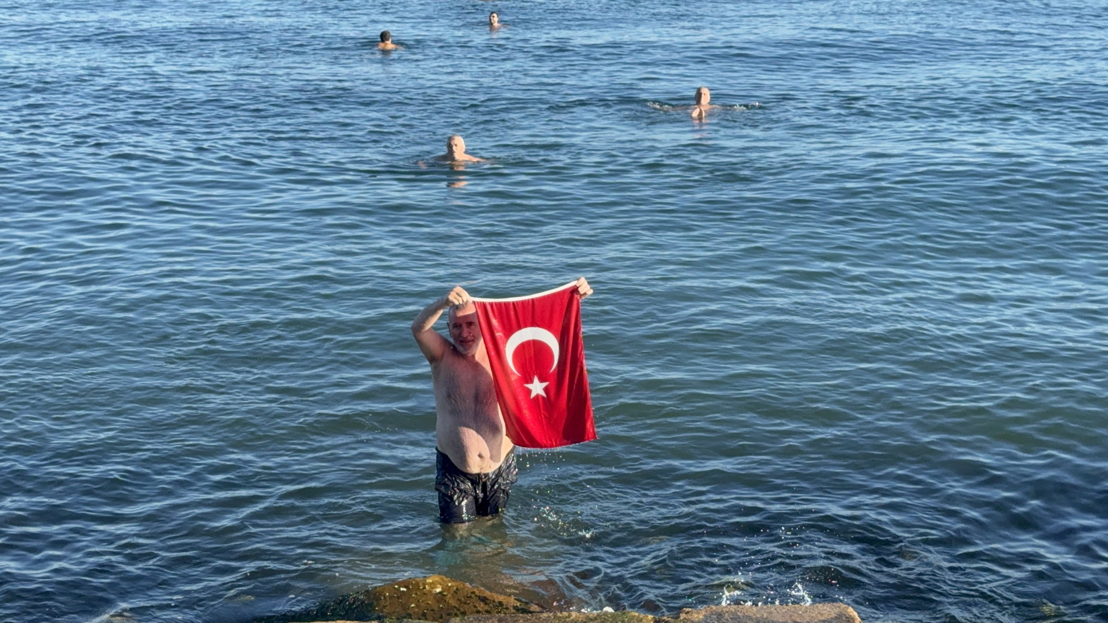 Yalova’da Cumhuriyet Coşkusu Denizde Yaşandı: Soğuk Havaya Rağmen Türk Bayrağı Açtılar