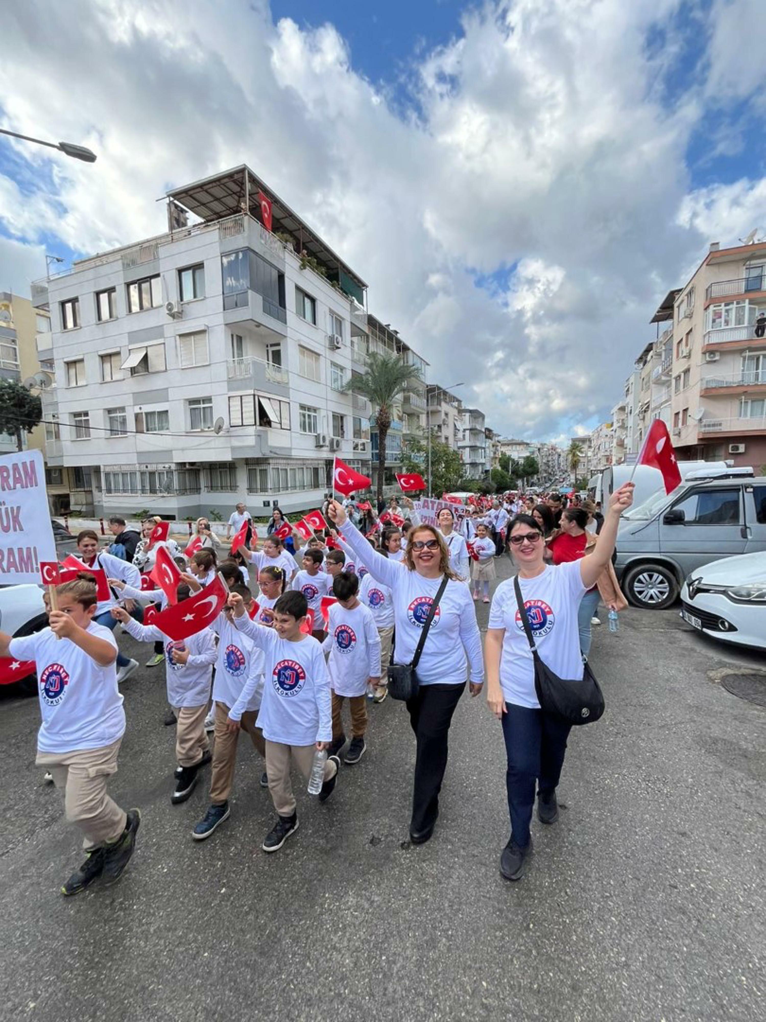 İzmir’de Minik Öğrencilerden Coşkulu Cumhuriyet Yürüyüşü: 102. Yıl Gururu
