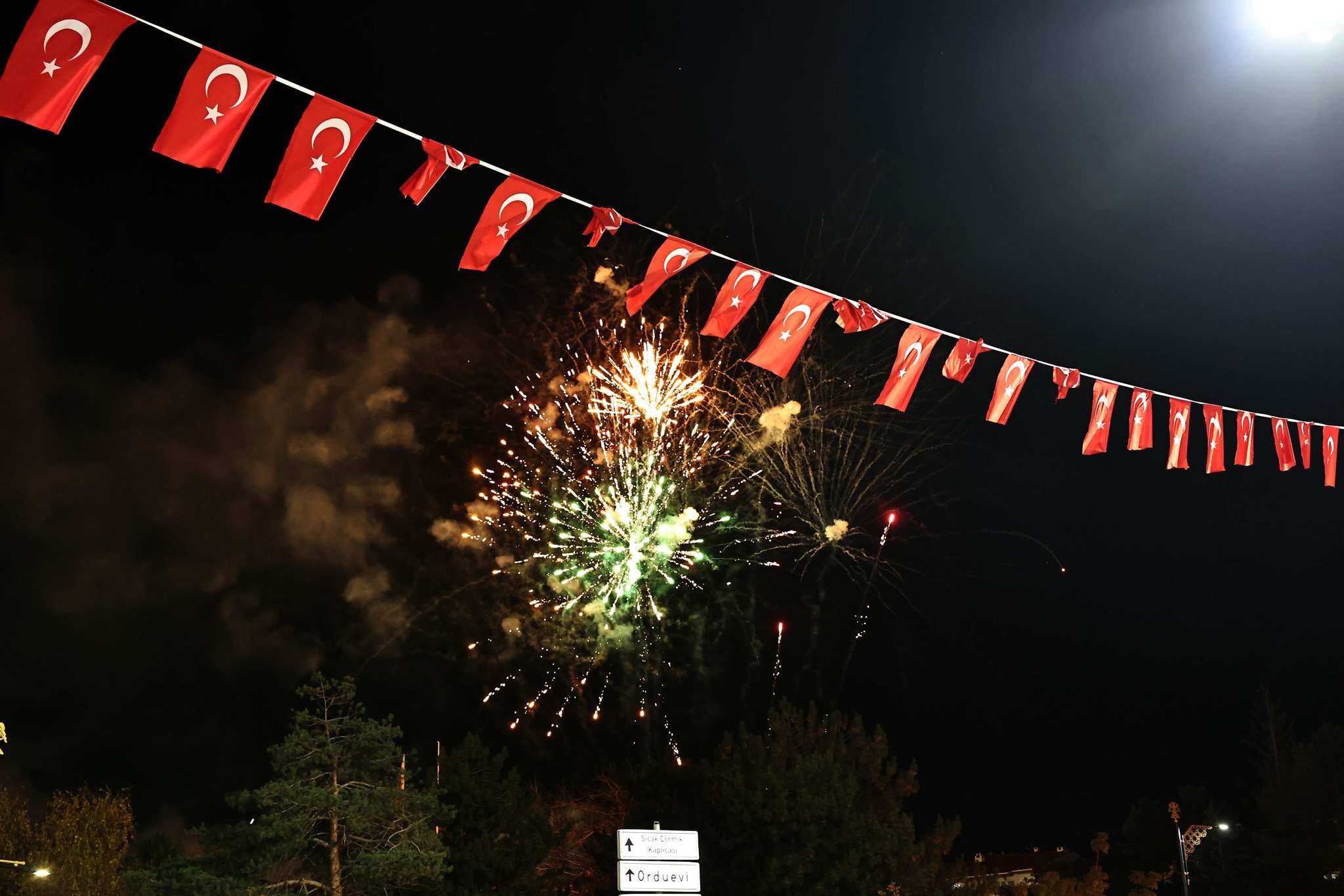 Sivas’ta Cumhuriyet Coşkusu: 2 Bin Kişilik Dev Yürüyüş ve Muhteşem Havai Fişek Gösterisi