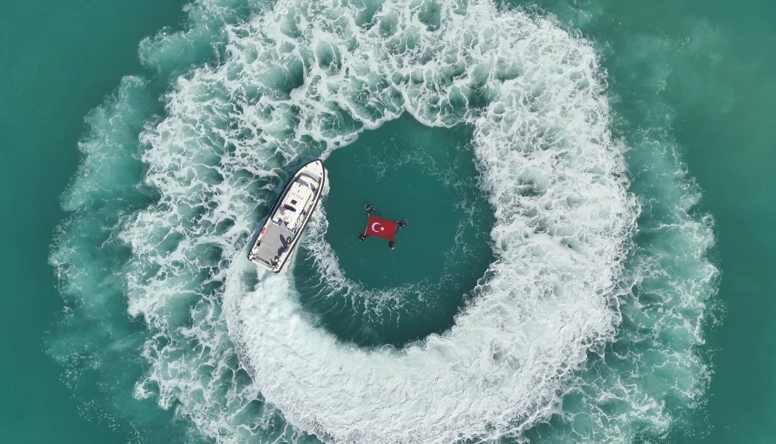 Hatay’da Dalgıç Polislerden Denizde Türk Bayraklı Cumhuriyet Coşkusu