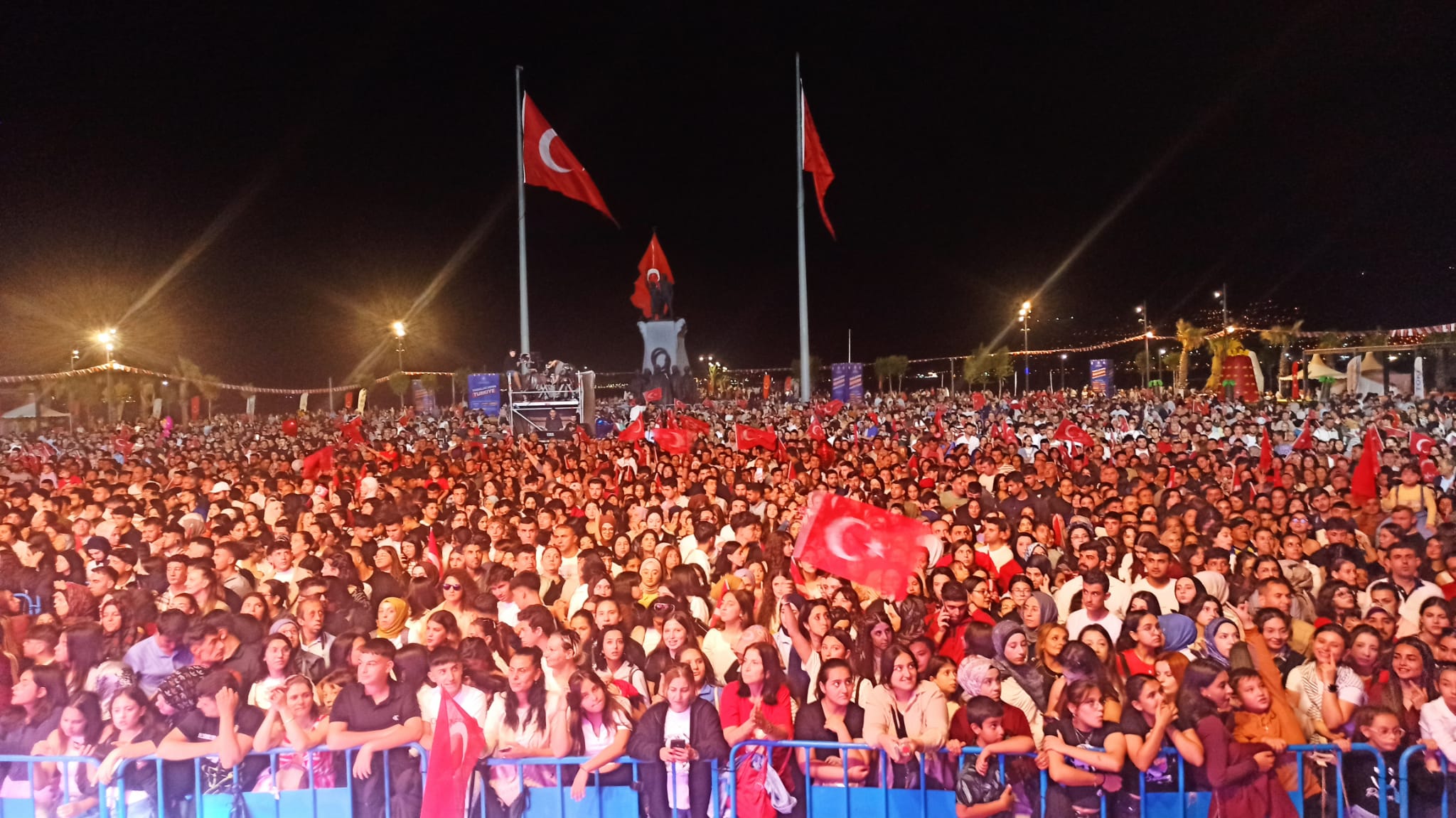 İskenderun Sahili’nde Cumhuriyet Coşkusu: Bakan Kurum Açtı, Oğuzhan Koç Söyledi!