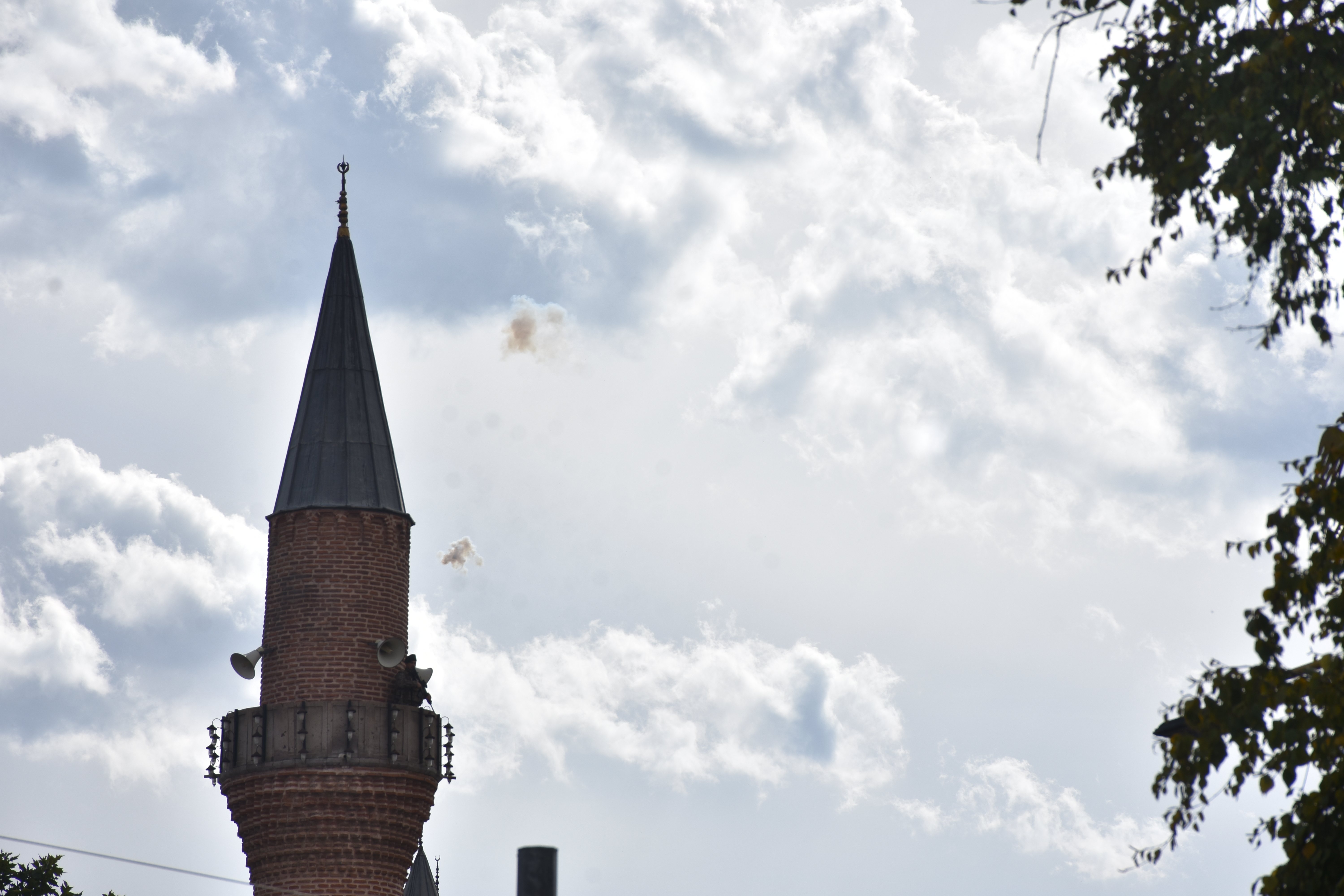 Sivas’ta Cumhuriyet’in 102’nci Yılı Coşkuyla Kutlandı: 21 Pare Top Atışı ve Fidan Dağıtımı