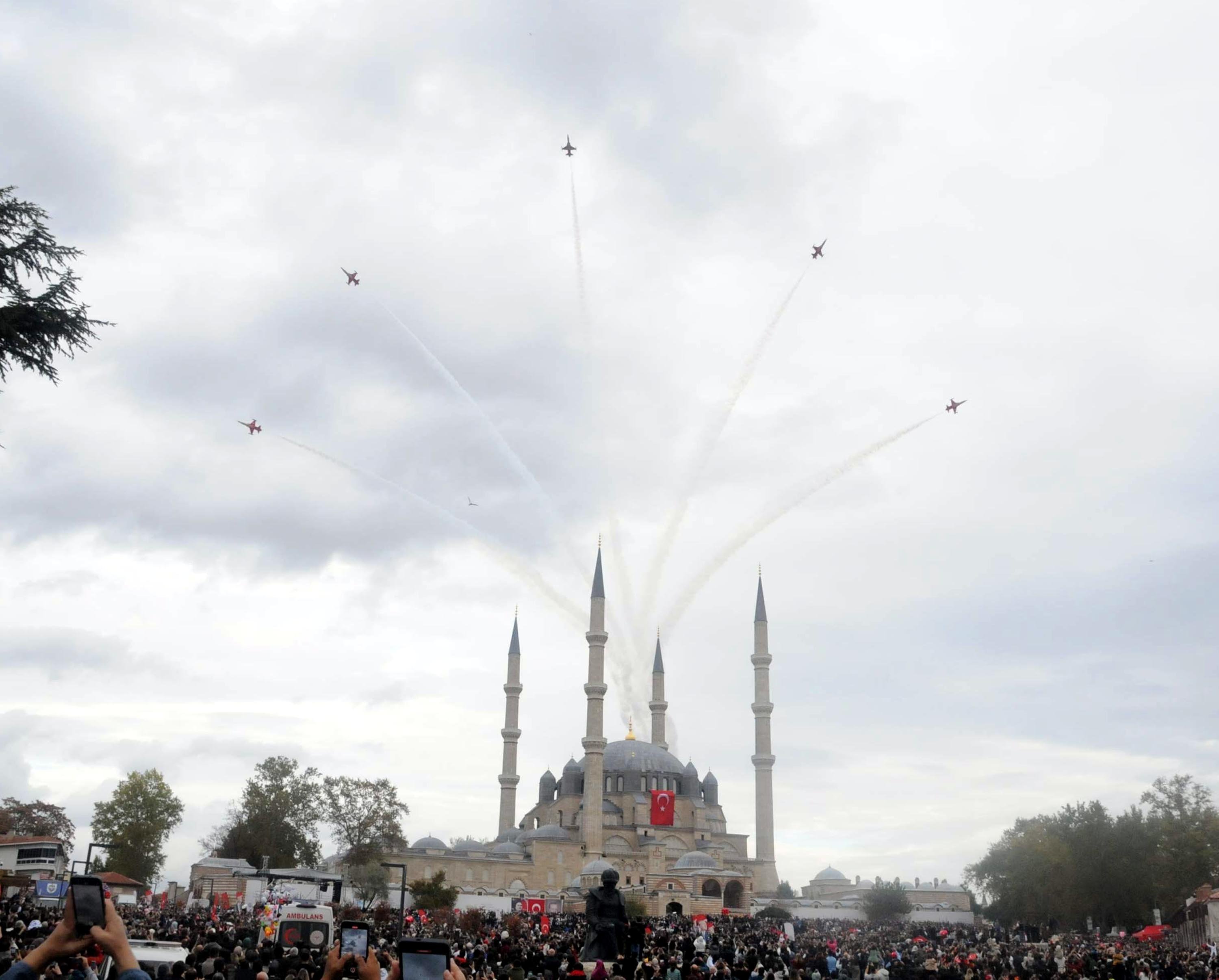Türk Yıldızları Edirne’de Cumhuriyetin 102. Yılını Görkemli Gösteriyle Kutladı Türk Yıldızları, Cumhuriyetin 102.