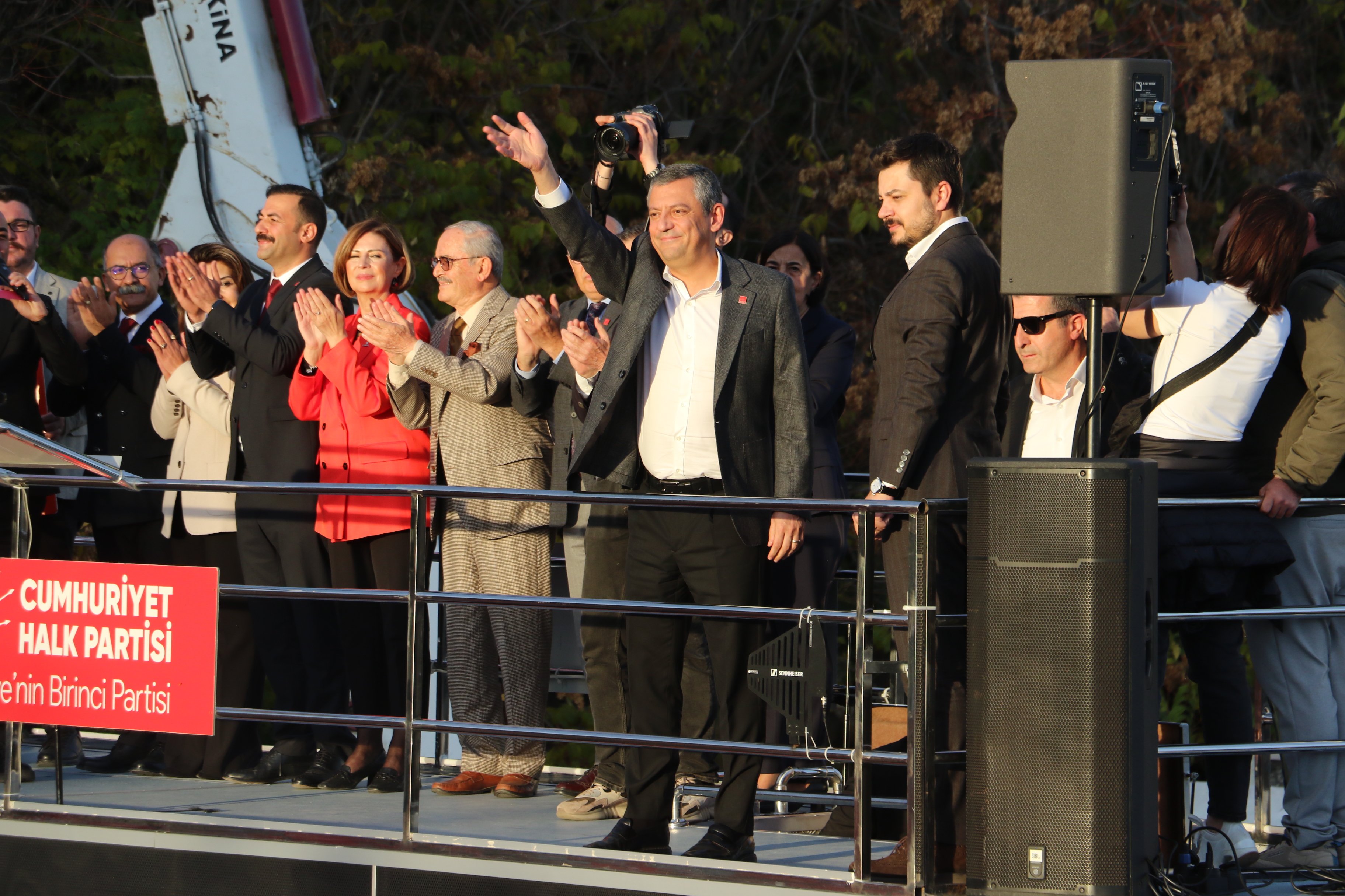 Özgür Özel’den Tarihi Vaat: ‘Yasaksız Türkiye, Vizesiz Avrupa Geliyor’ CHP Genel Başkanı Özgür