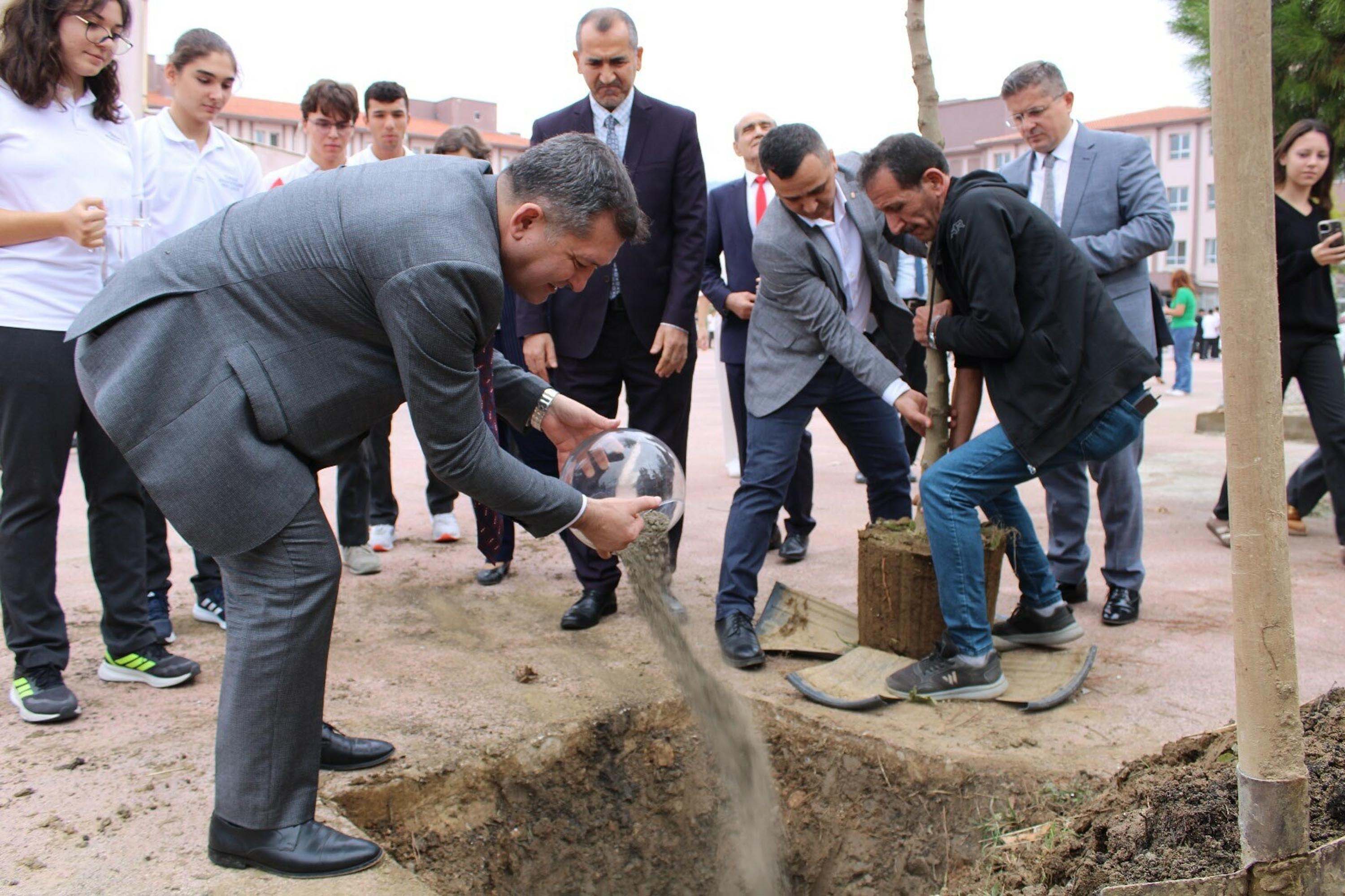 7 Bölgenin Toprağı Cumhuriyet Çınarında Buluştu: İzmir’de Anlamlı Etkinlik