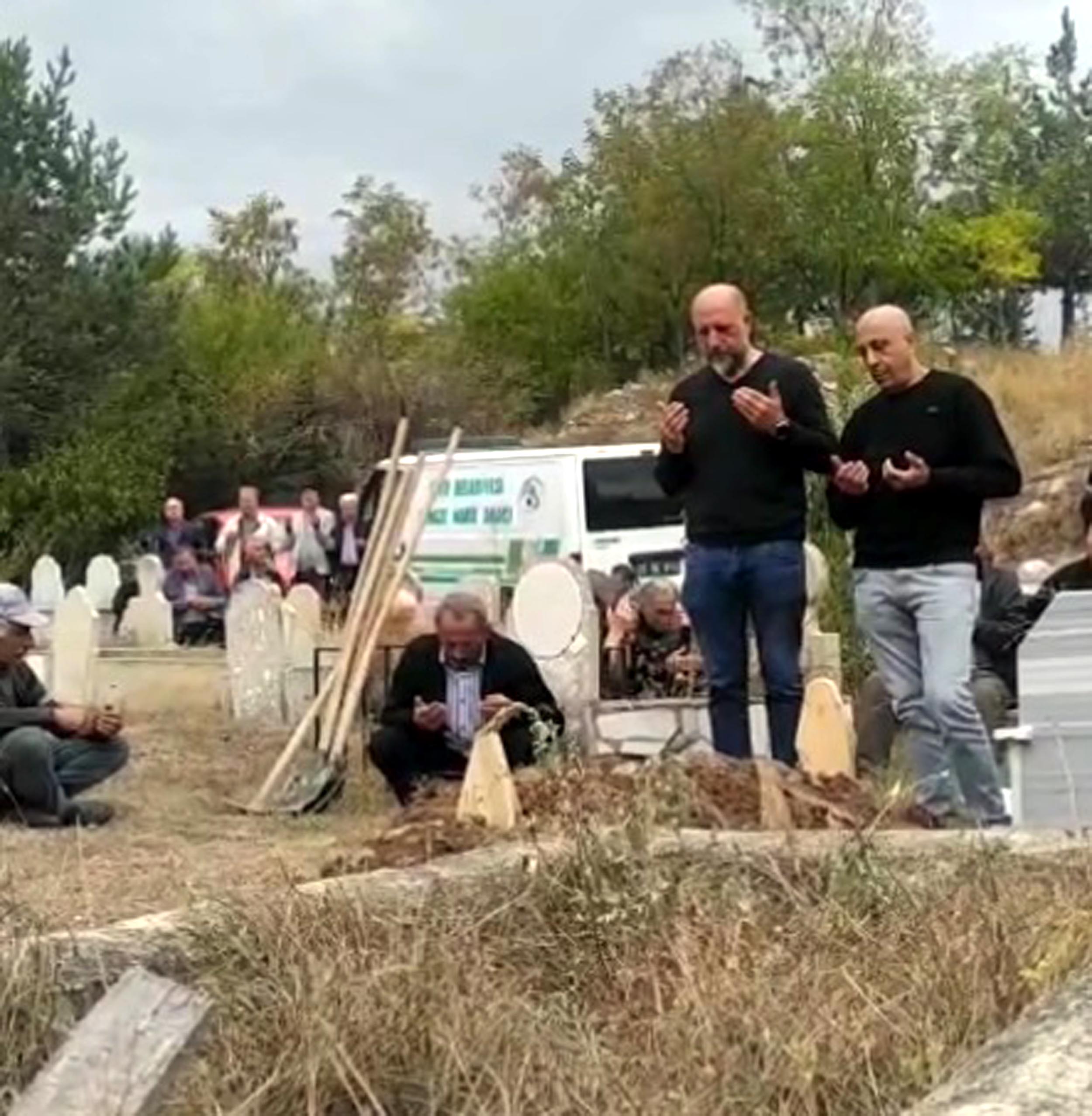 Almanya’da Yaşayan İki Kardeş Sistemde Ölü Göründü: ‘Her Yıl Türkiye’ye Geliyorum, Vergi Ödüyorum Ama Ölüymüşüm’