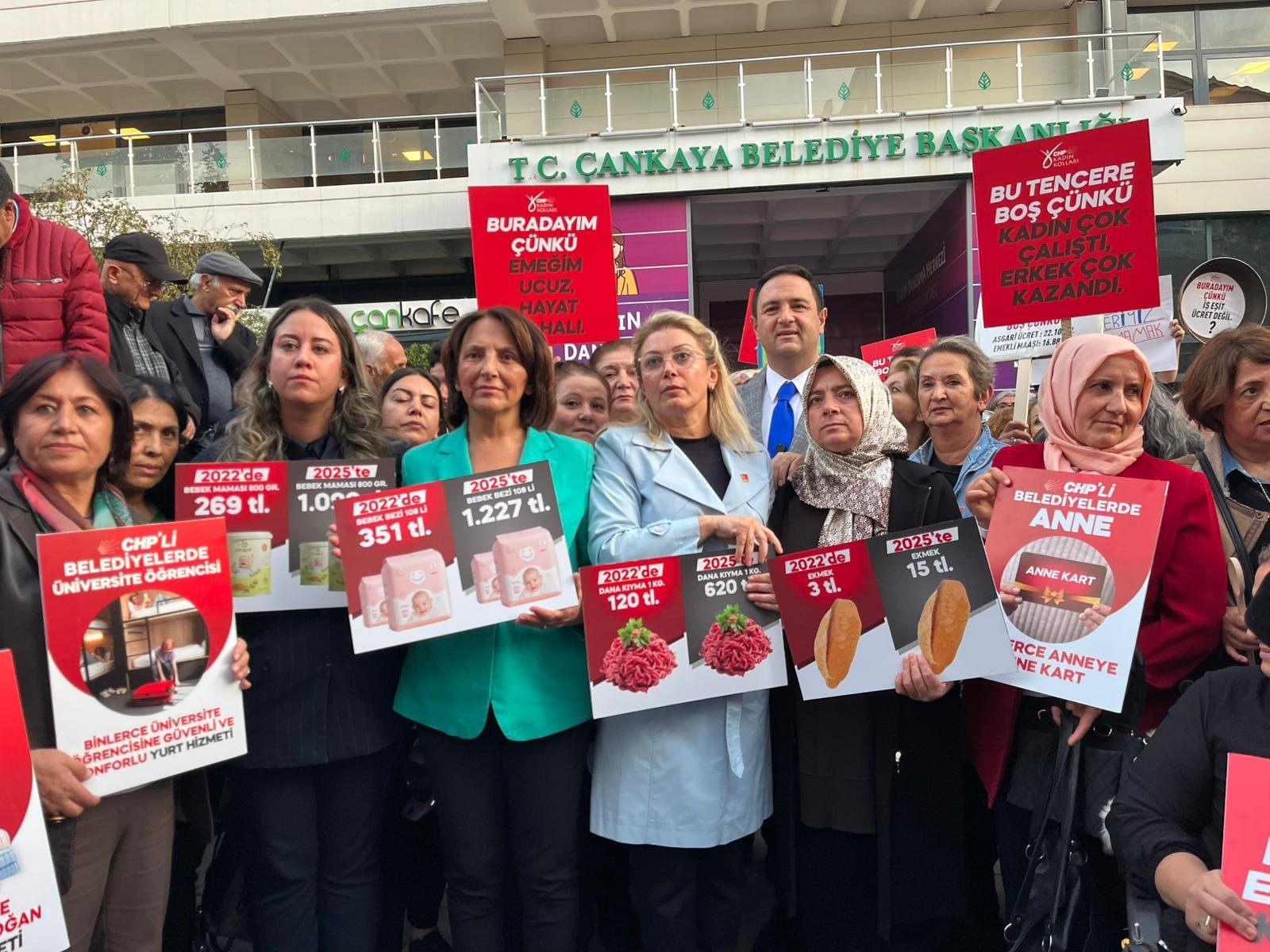 CHP Kadın Kolları, Dünya