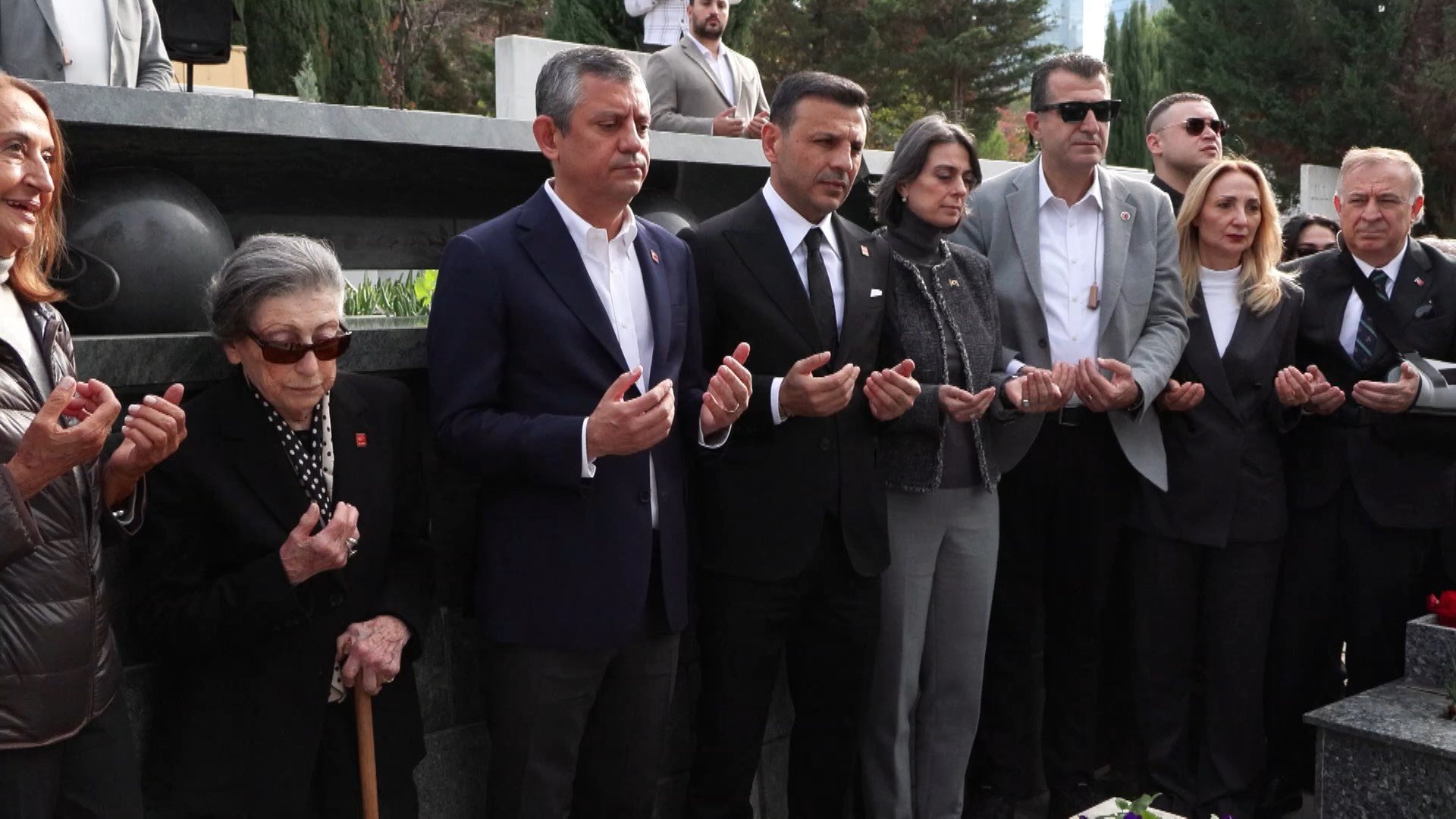 Özgür Özel’den Erdal İnönü’nün Anma Töreninde Duygusal Konuşma: ‘SHP’nin Kurucusu CHP’ye İlham Oldu’