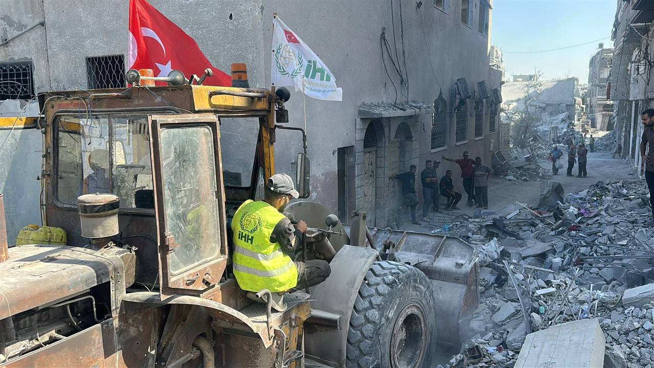 İHH Gazze’de Dev İnsani Operasyonu Sürdürüyor: Enkaz Temizliği ve Su Dağıtımı İHH İnsani Yardım Vakfı,