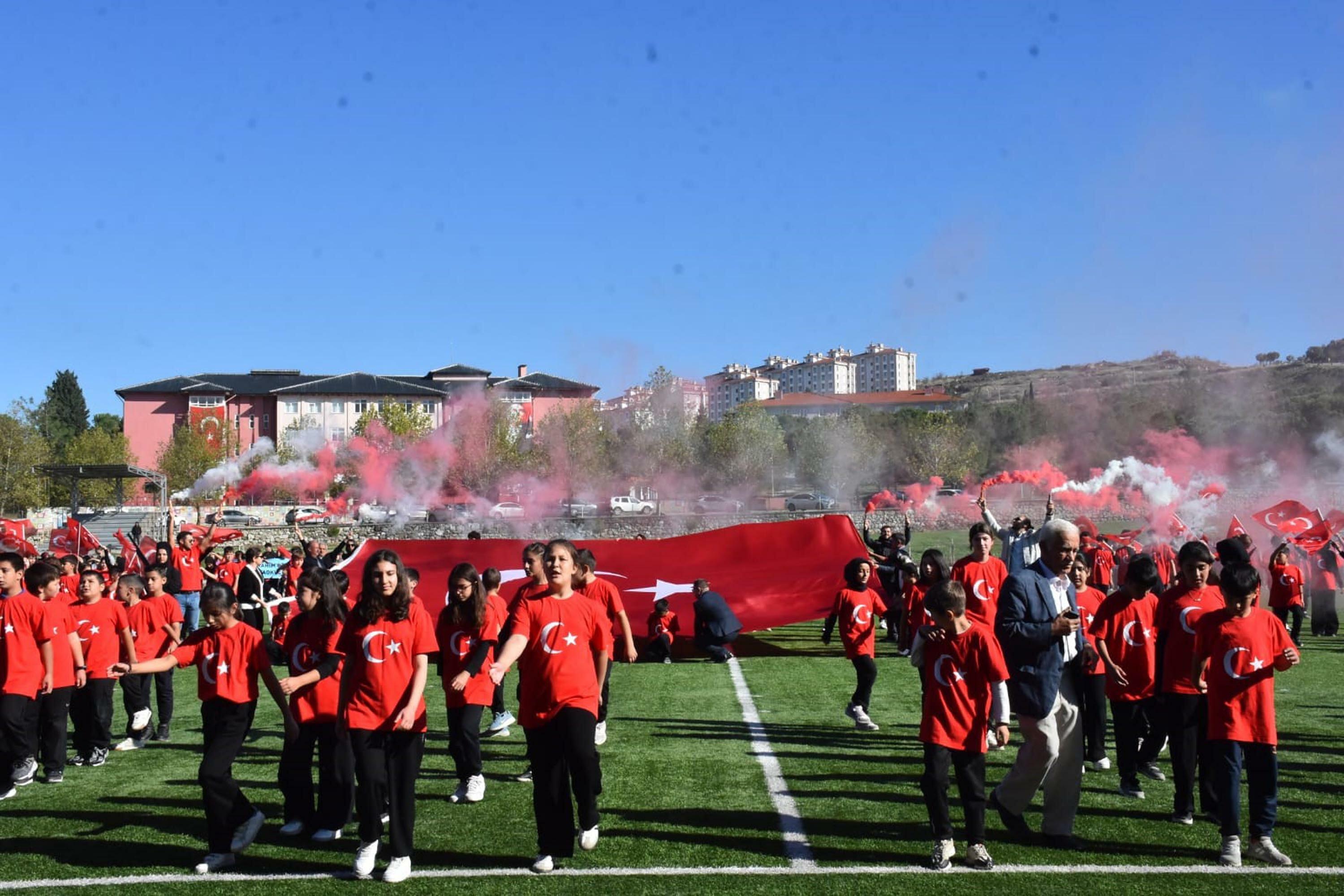 Sındırgı’da Deprem Sonrası Cumhuriyet Coşkusu: Vatandaşlar Çadırlarda Kalmaya Devam Ederken Bayram Kutlamalarına Yoğun İlgi