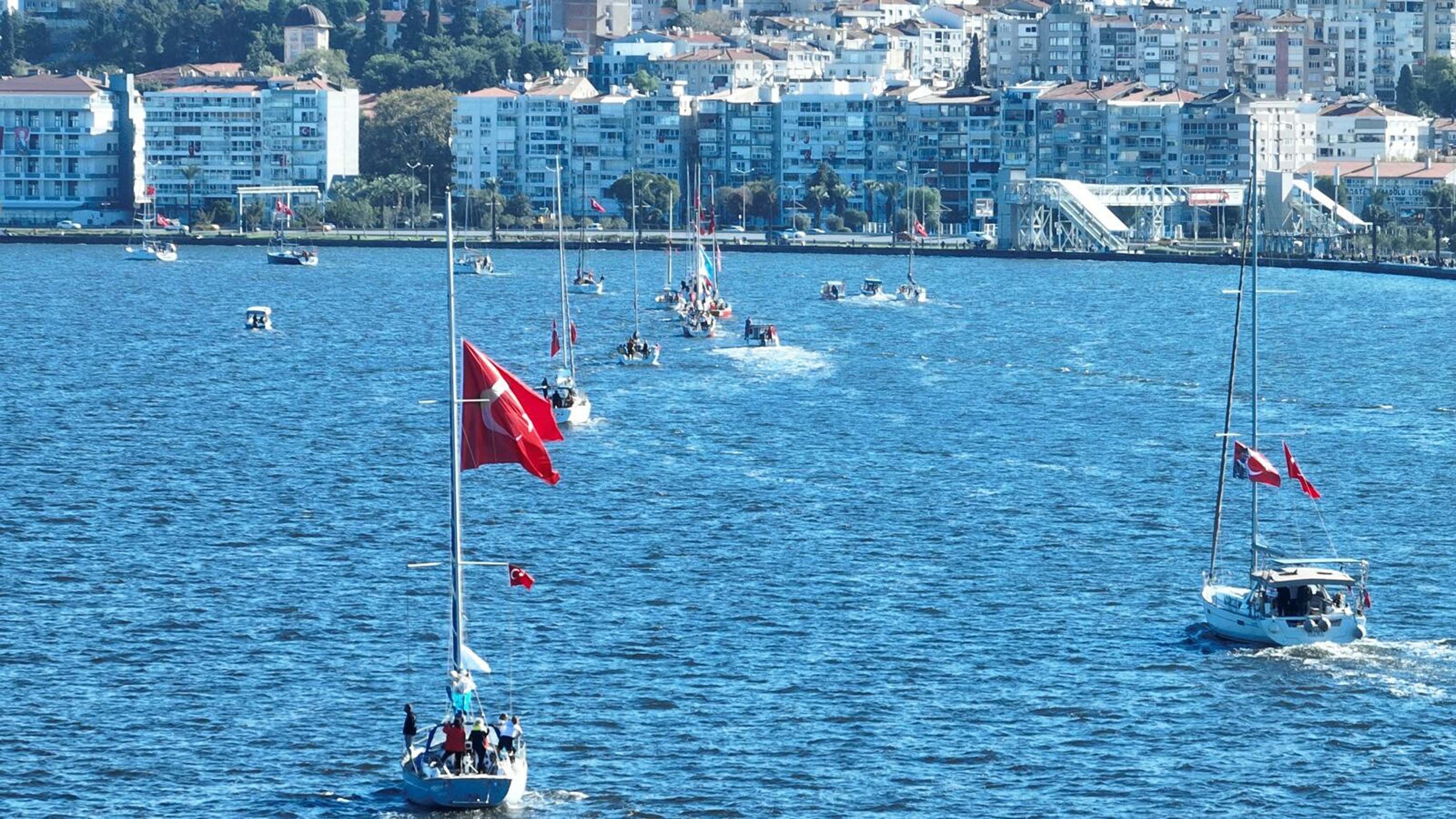 İzmir’de Cumhuriyet’in 102’nci Yılı Denizde Coşkuyla Kutlandı
