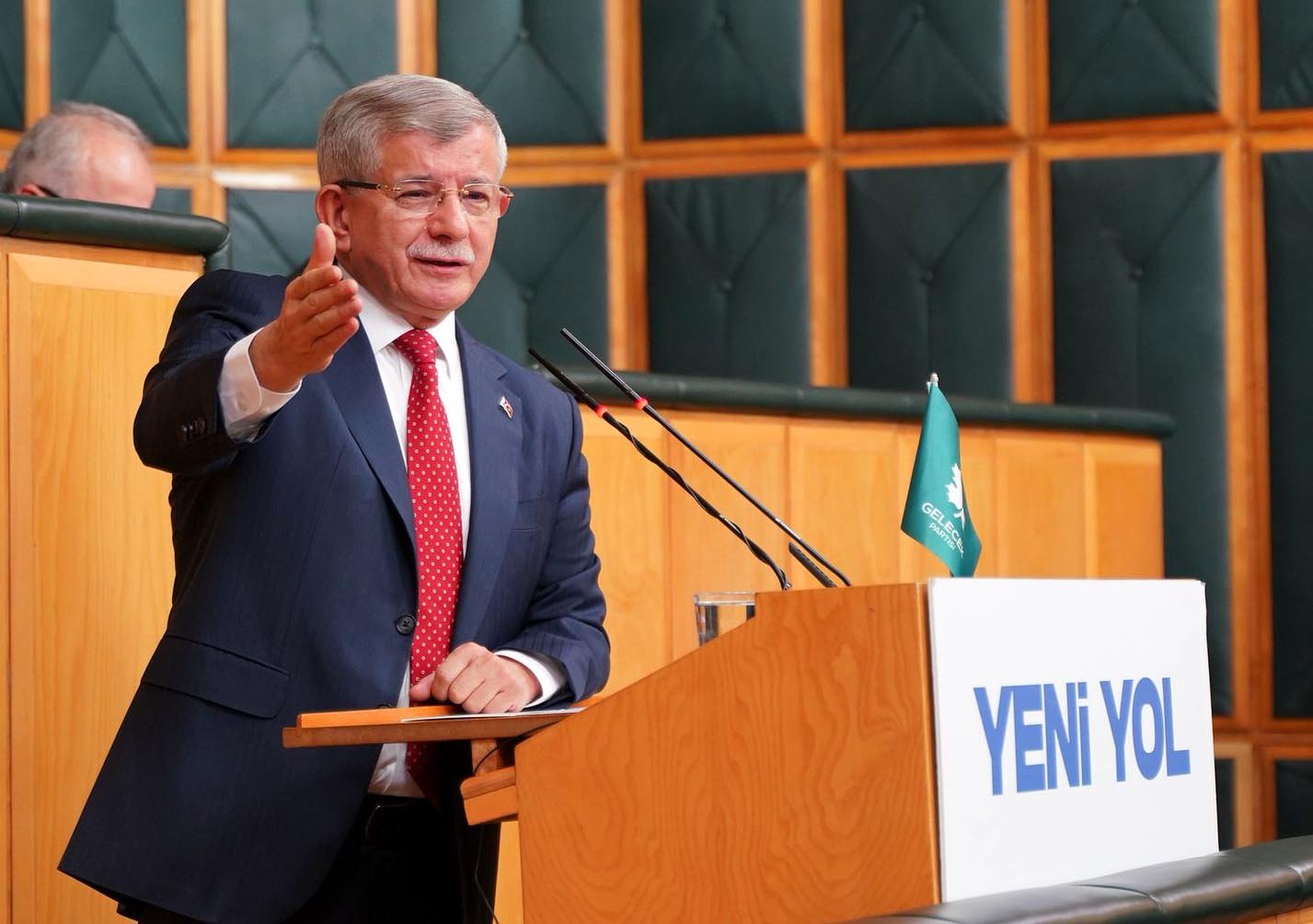 Ahmet Davutoğlu, Özgür Özel'in