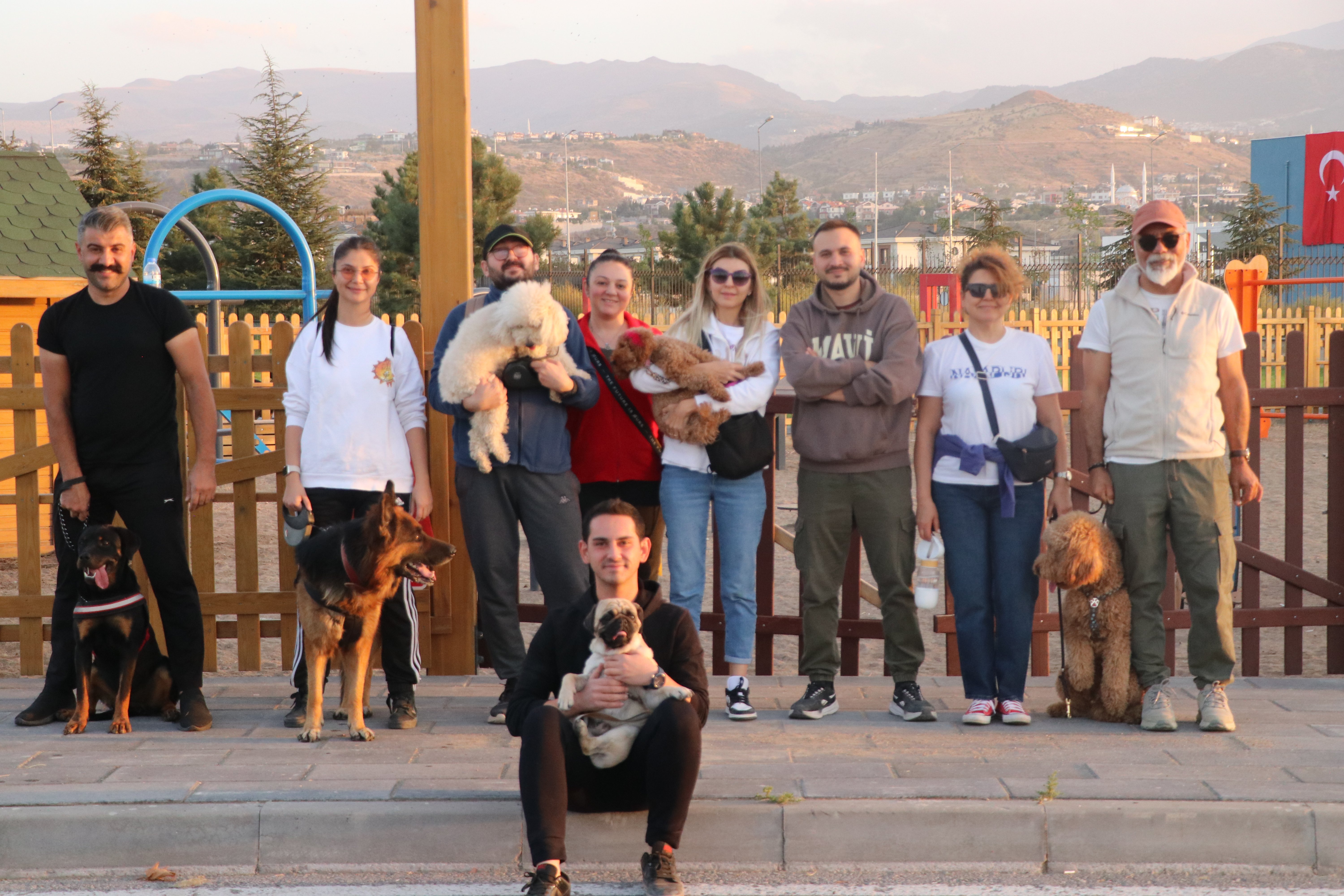 Kayseri’de Millet Bahçesi’nde Köpek Eğitim Parkuru Açıldı: Patili Dostlar Hem Eğitiliyor Hem Sosyalleşiyor