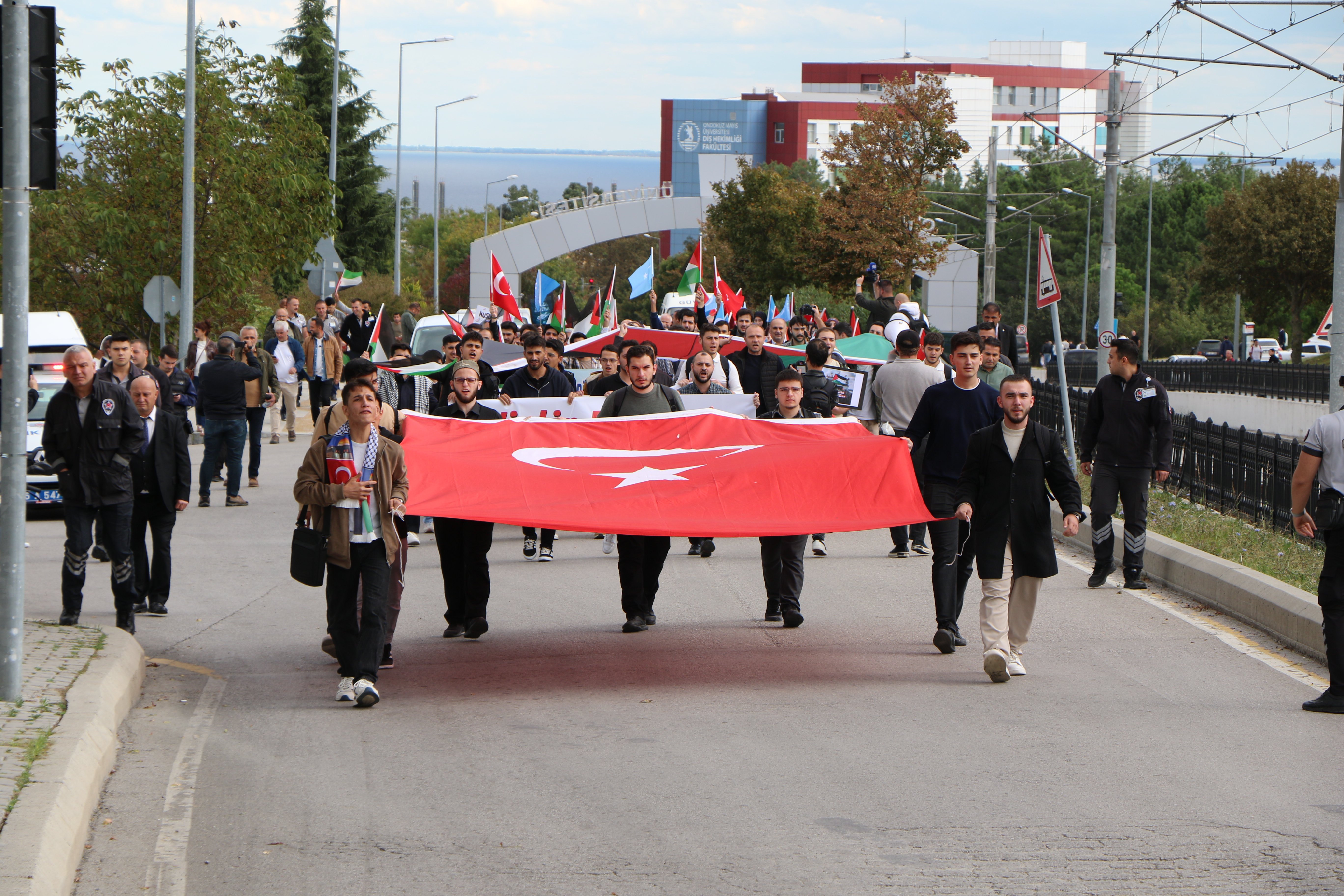 OMÜ Öğrencilerinden Filistin’e Destek Yürüyüşü: ‘Sessiz Kalmak Zalime Ortak Olmaktır’