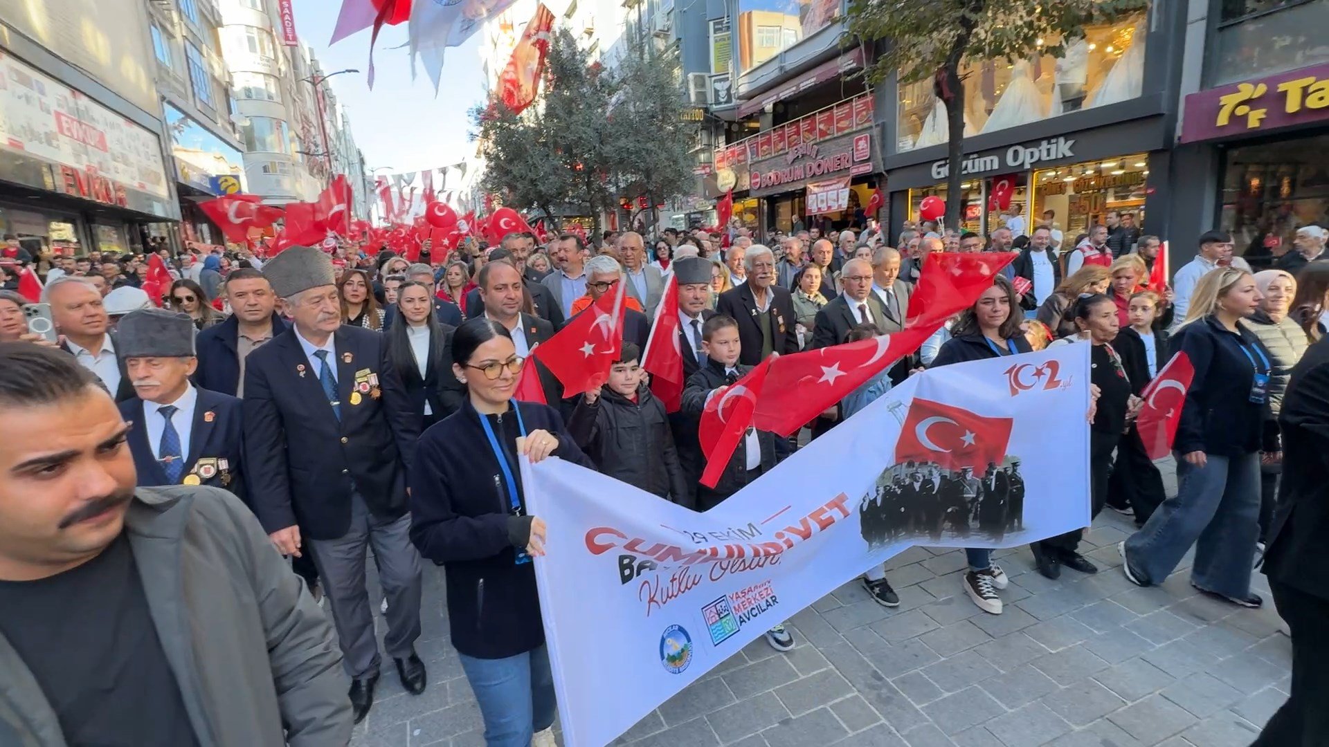 Avcılar’da Cumhuriyet’in 102’nci Yılında Tarihi Yürüyüş: ‘Biz Cumhuriyeti Böyle Kurduk’