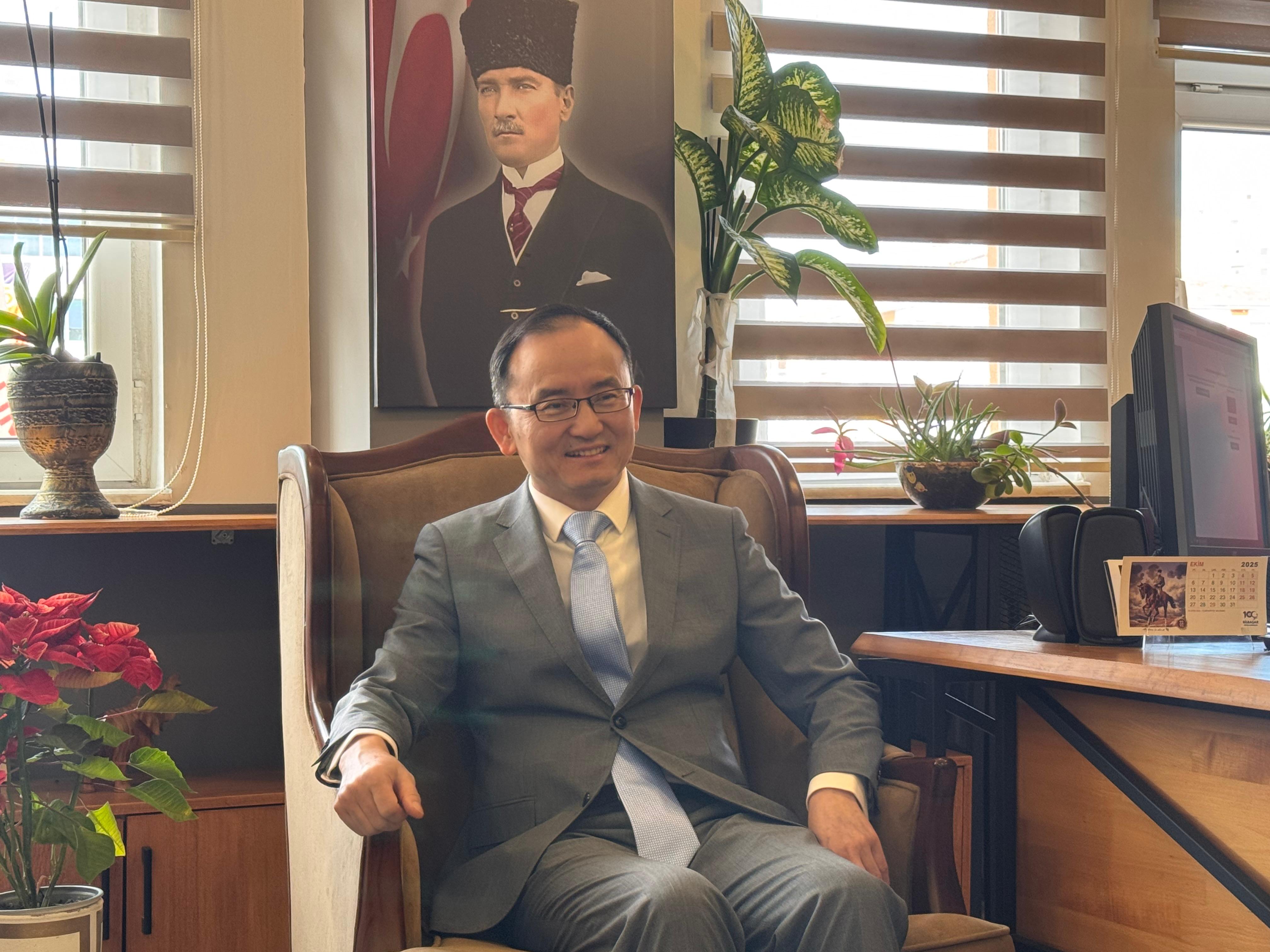 Çin Büyükelçisi Xuebin’den Anlamlı Ziyaret: Ankara’nın Taşına Bak Şarkısını Öğrencilerle Söyledi