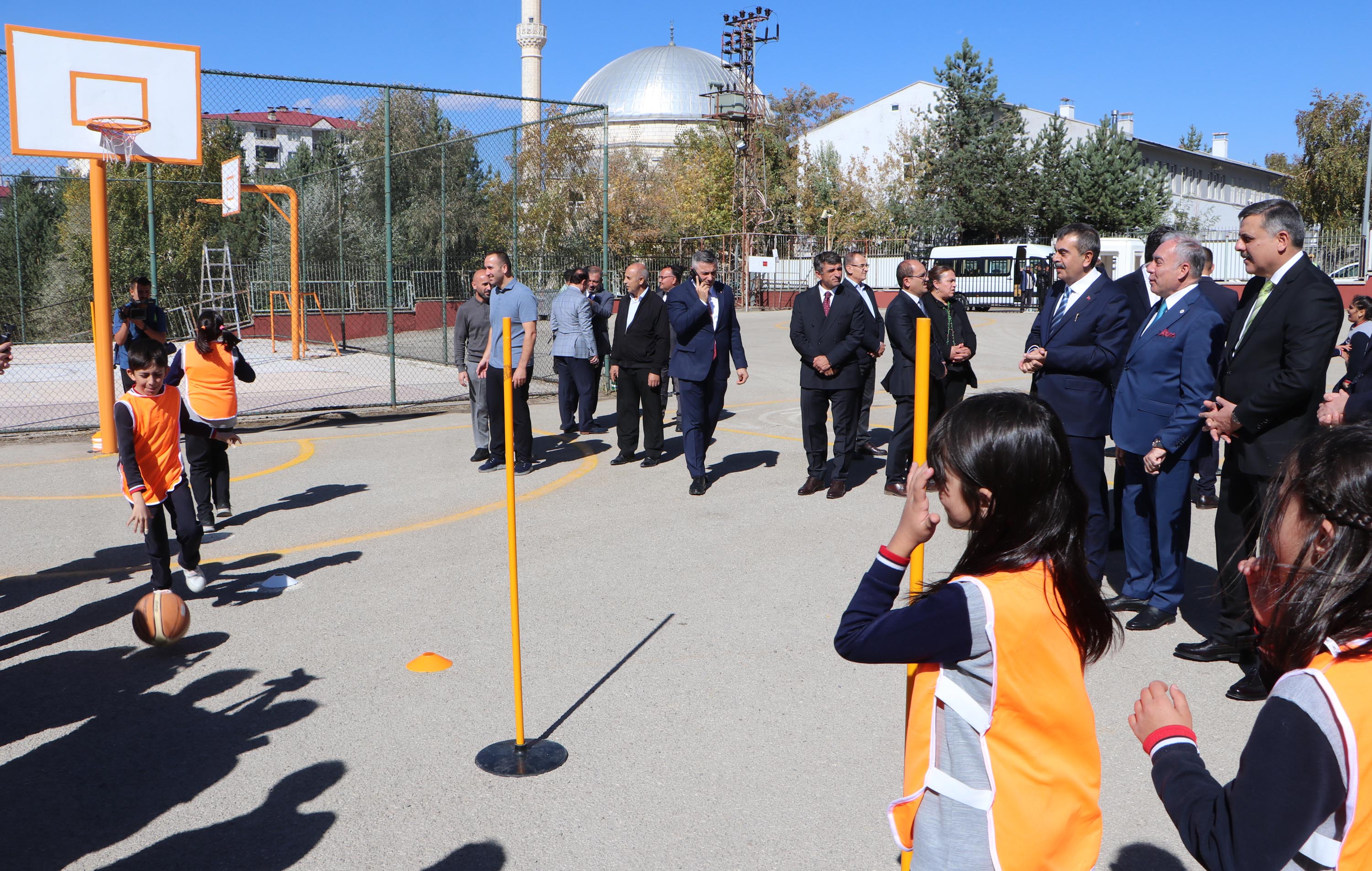 Bakan Tekin’den Öğrencilere Anlamlı Ziyaret: ‘Zulüm Altında İnleyen Her İnsanın Yanındayız’