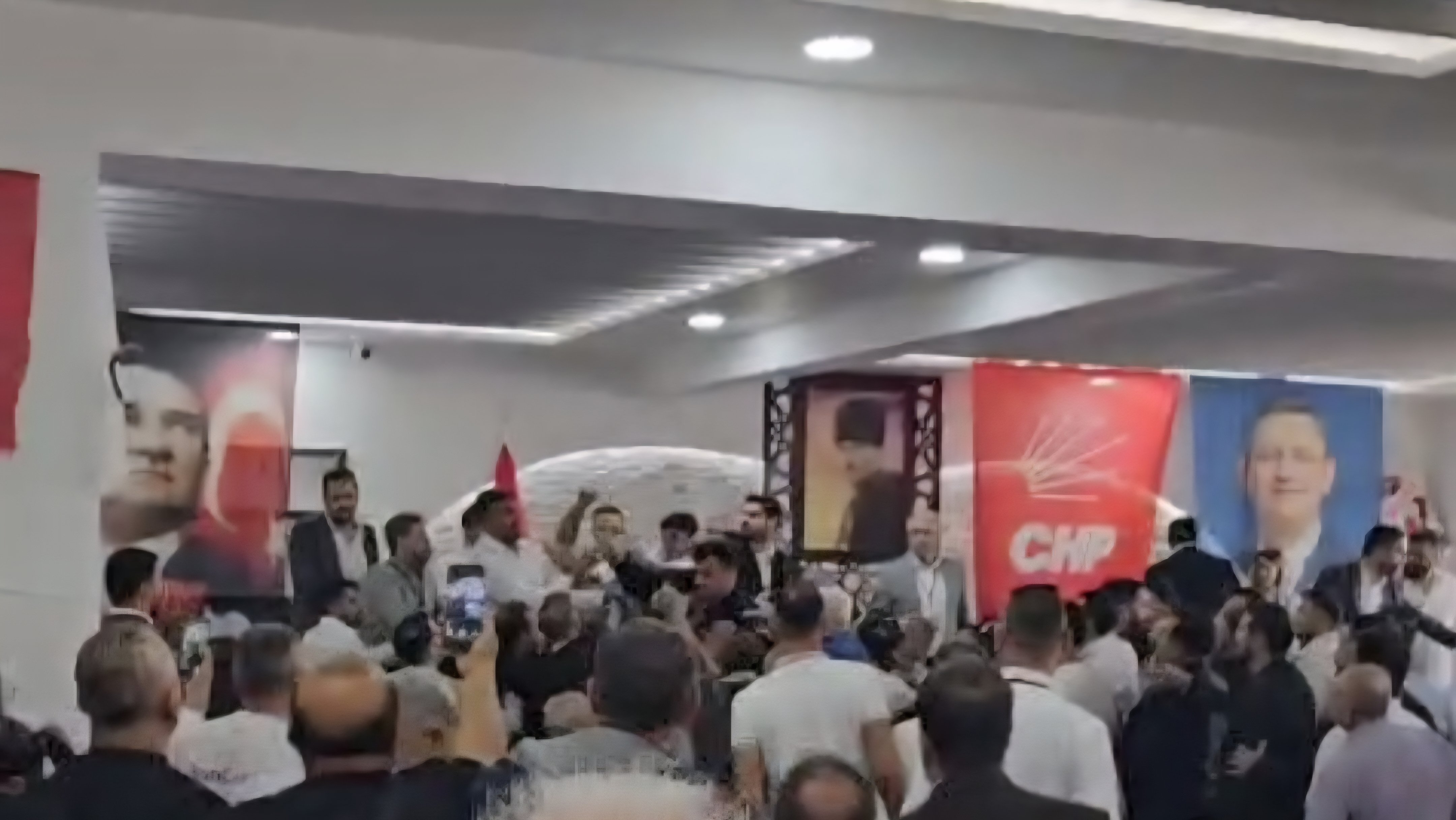 CHP Samandağ Kongresi’nde Kavgaya Dönüşen Gerginlik! Partililer Birbirine Girdi