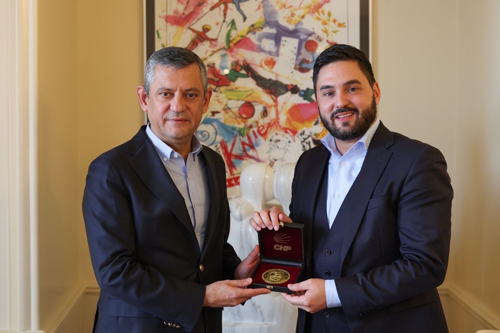 CHP Lideri Özgür Özel, İsviçre Sosyal Demokrat Parti Lideri Wermuth ile Luzern’de Görüştü CHP Genel Başkanı Özgür