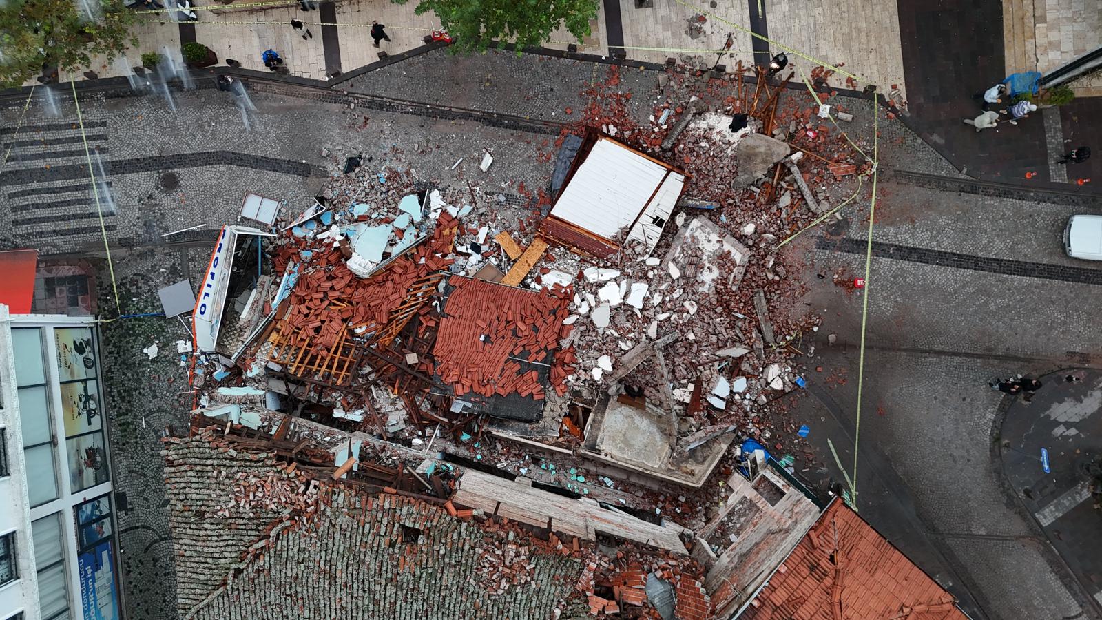 Sındırgı’da 6.1’lik Depremde Yıkılan Binalar Havadan Görüntülendi: 22 Yaralı, 3 Bina Yıkıldı