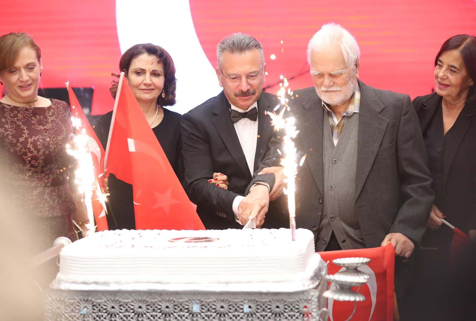 102 Yaşındaki Ali Sezer, Eskişehir’de Cumhuriyet Pastasını Vali Aksoy ile Birlikte Kesti