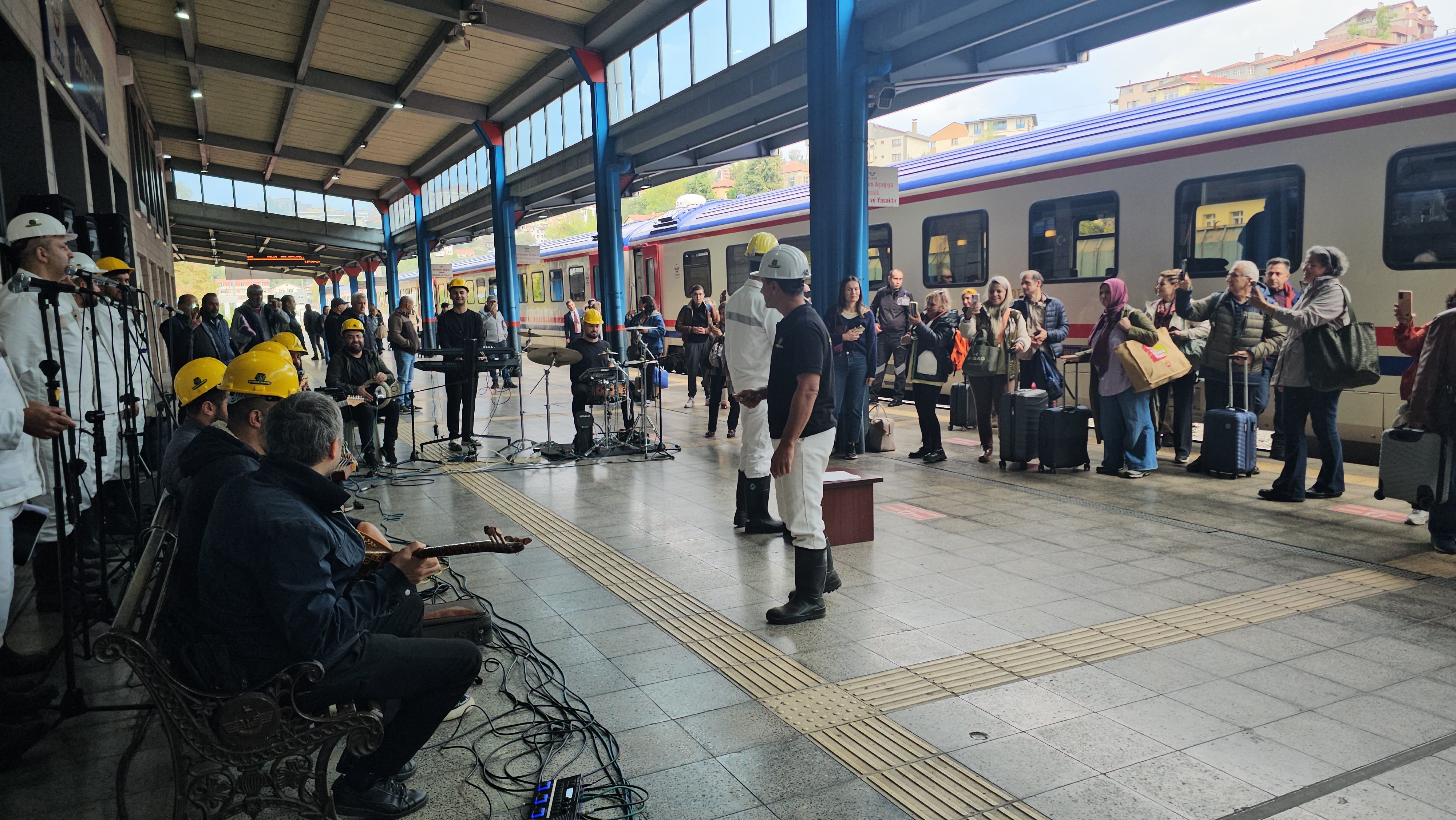 Turistik Karaelmas Ekspresi Zonguldak’ta Büyük İlgi Görüyor: 3. Sefer Tam Kapasite Doldu!