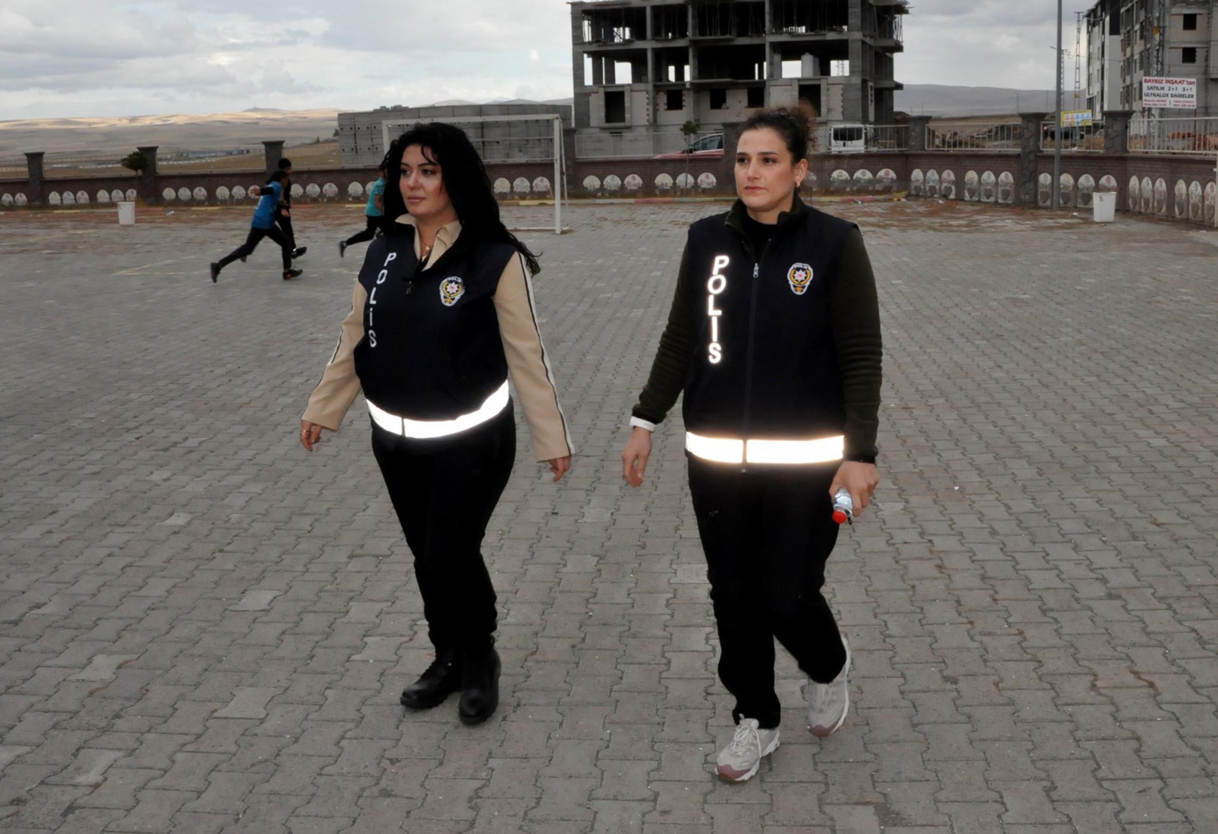 Kars’ta Kadın Polislerden Öğrencilere Kritik Eğitim: Kişisel Güvenlik ve Çocuk Hakları Kars'ta kadın polis memurları