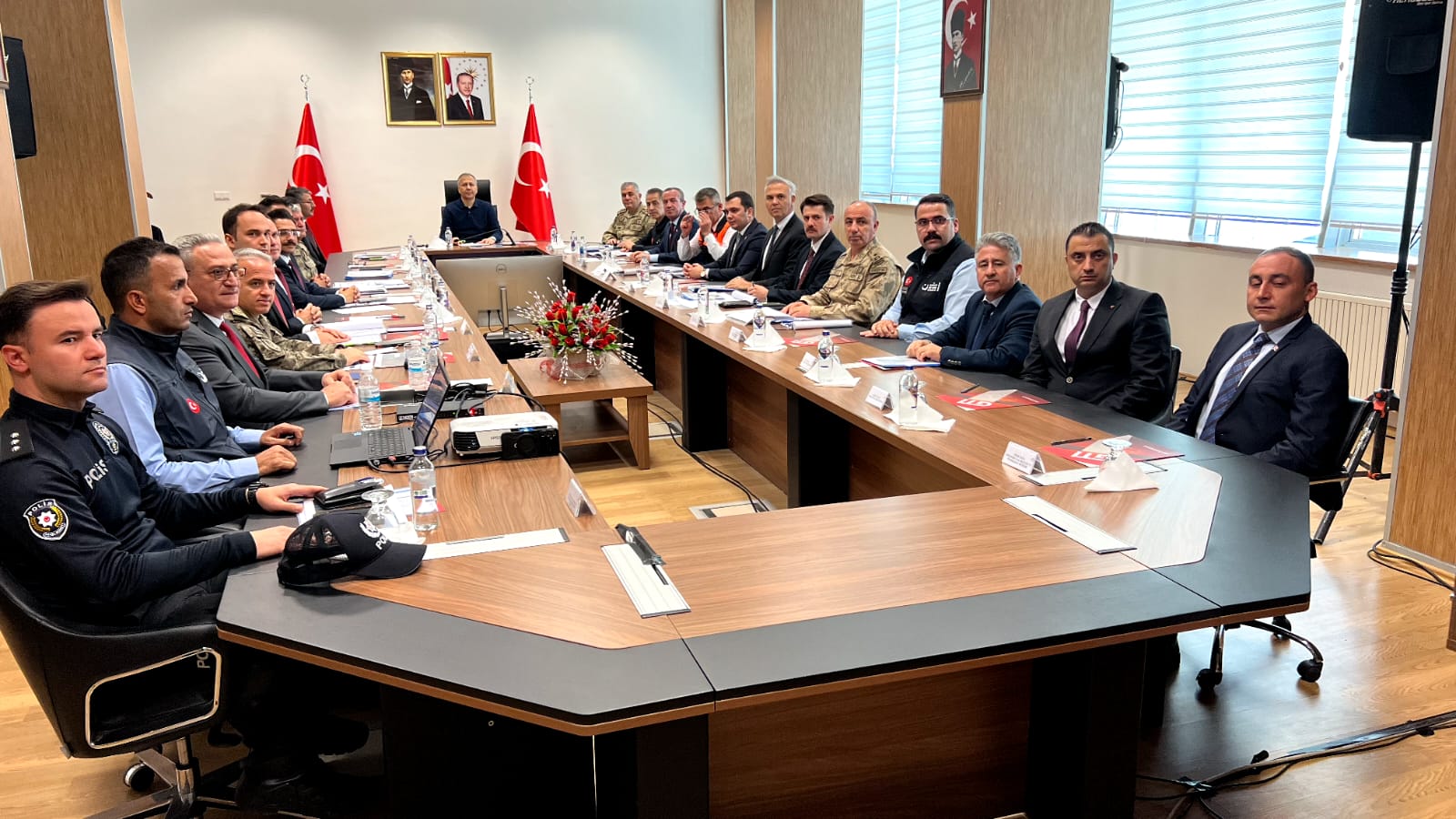 Bakan Yerlikaya Hakkari’de Kritik Sınır Güvenliği Toplantısına Başkanlık Etti