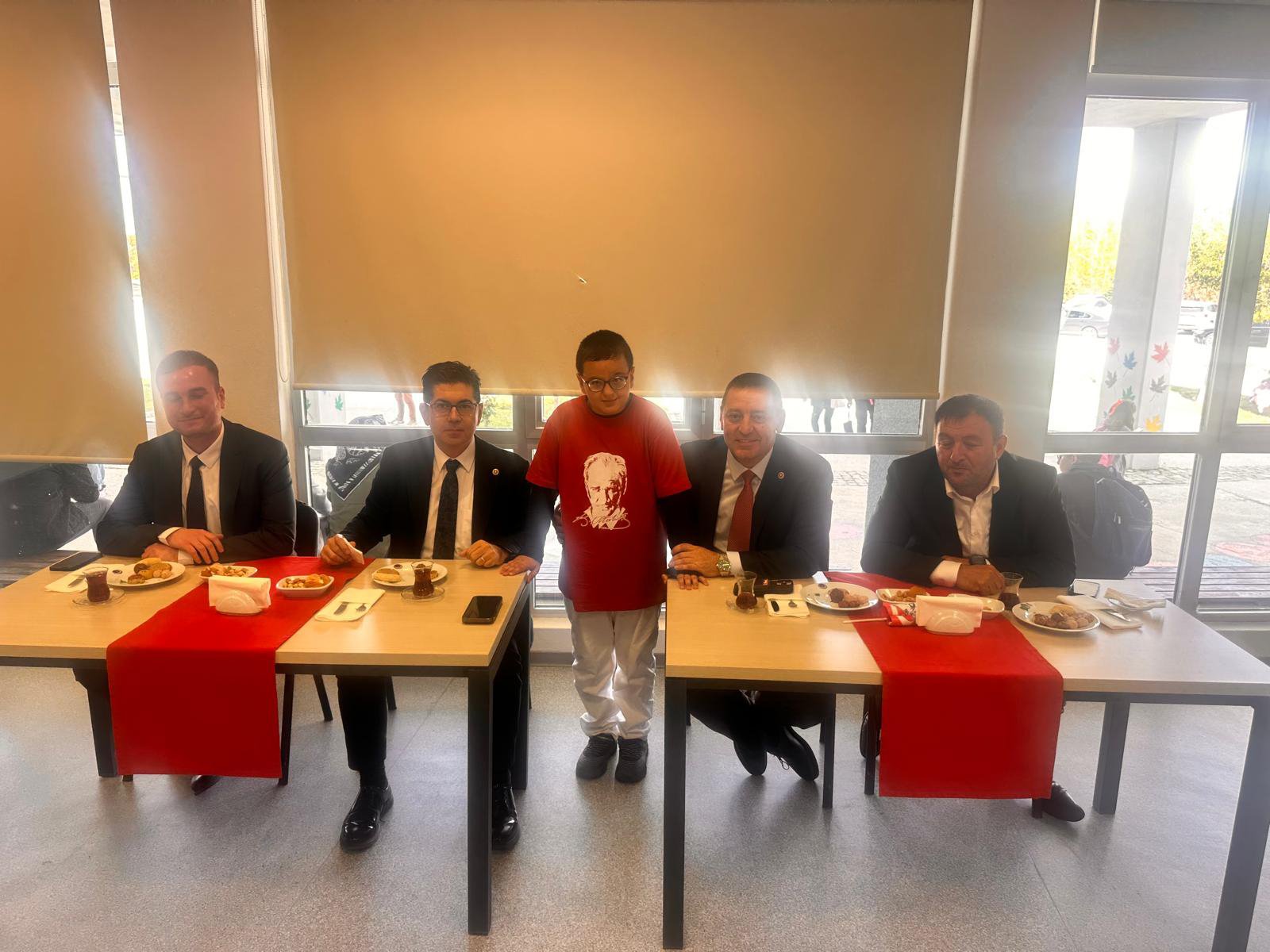 Genç Okul Başkanı Ahmet Veli Çetin, Seçim Vaadini Milletvekillerini Okulda Ağırlayarak Yerine Getirdi