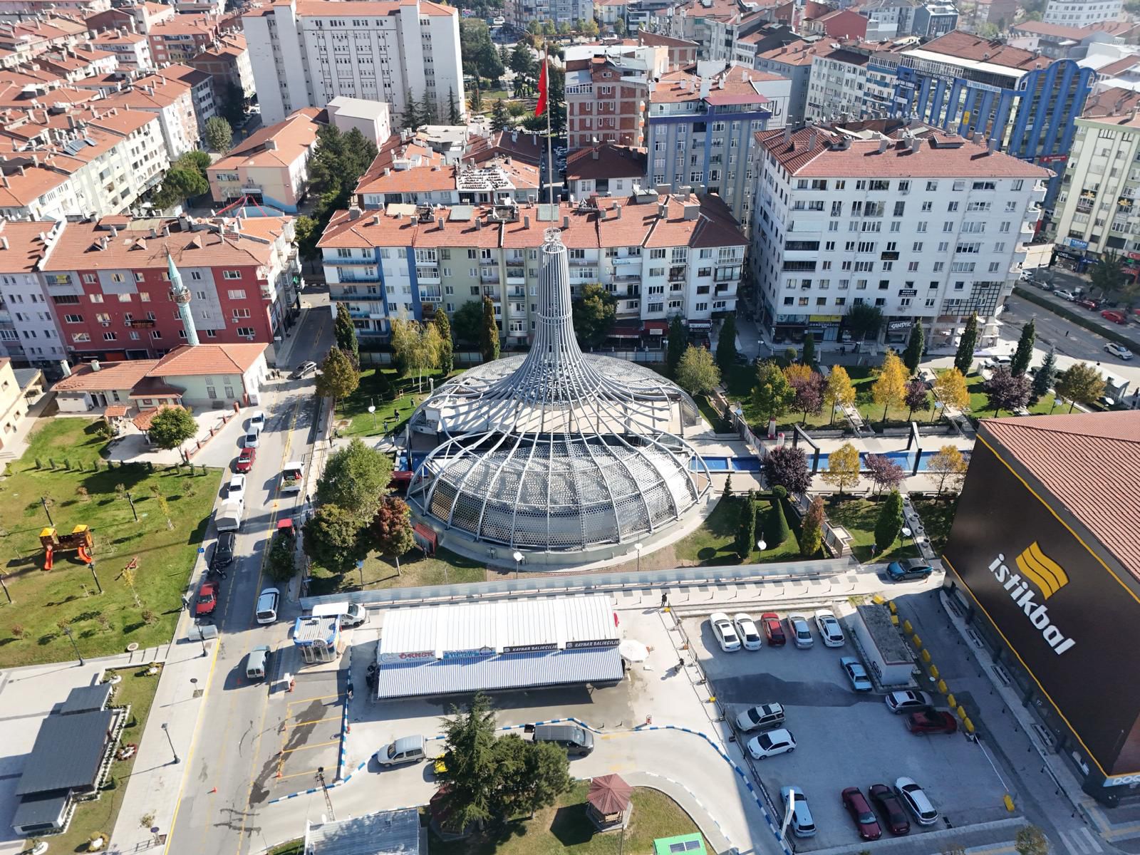 Çorum’da ‘Ucube’ Olarak Nitelendirilen Demir Kubbe Yıkılıyor! Yerine Park Yapılacak Çorum Belediyesi, vatandaşların 'ucube'