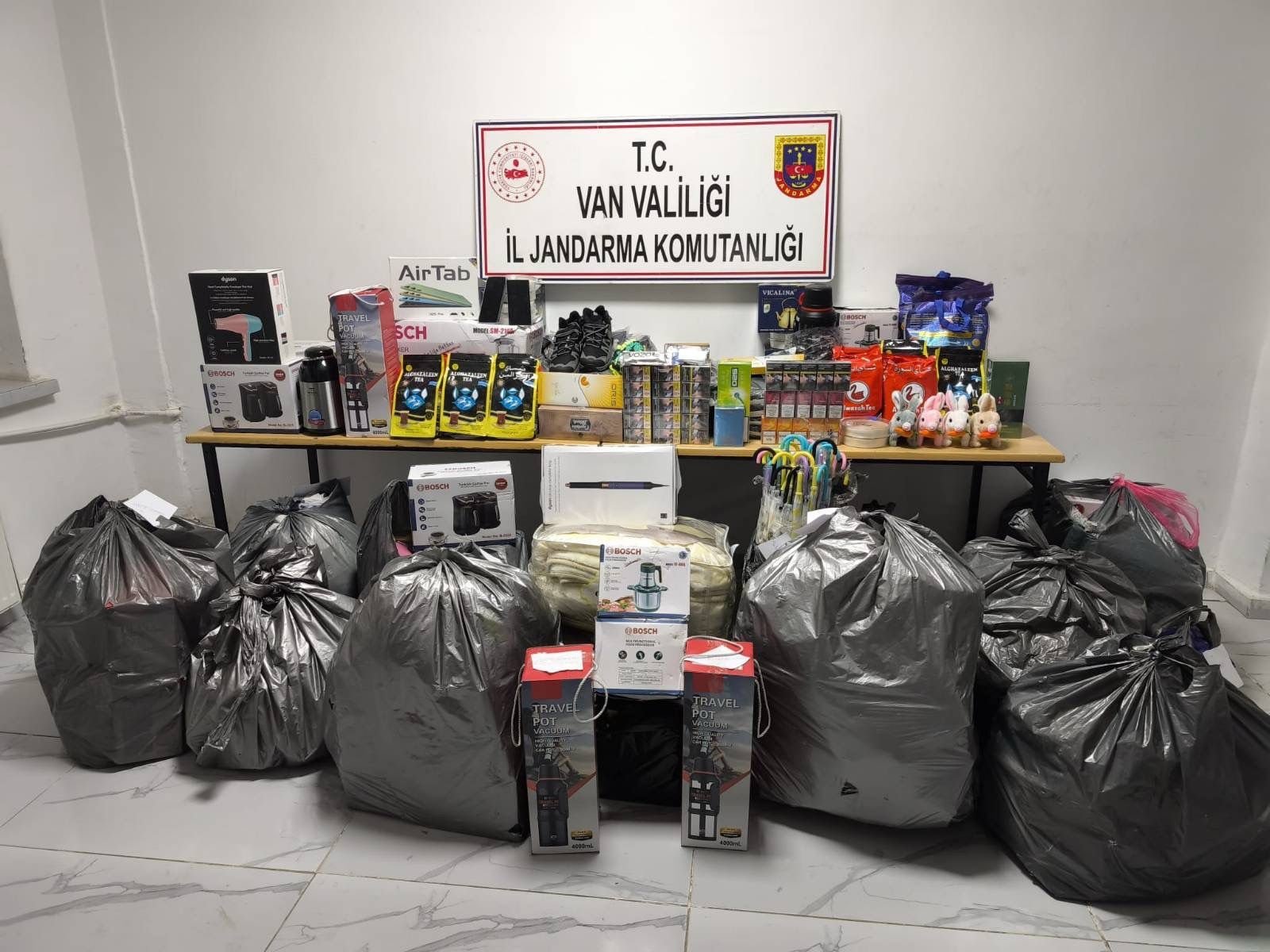Van’da Jandarma Dev Operasyon: 1,2 Milyon TL Değerinde Gümrük Kaçağı Malzeme Ele Geçirildi