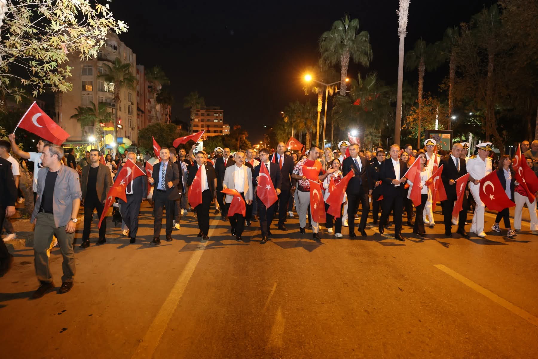 Mersin’de 102 Metrelik Dev Türk Bayrağıyla Coşkulu Cumhuriyet Yürüyüşü