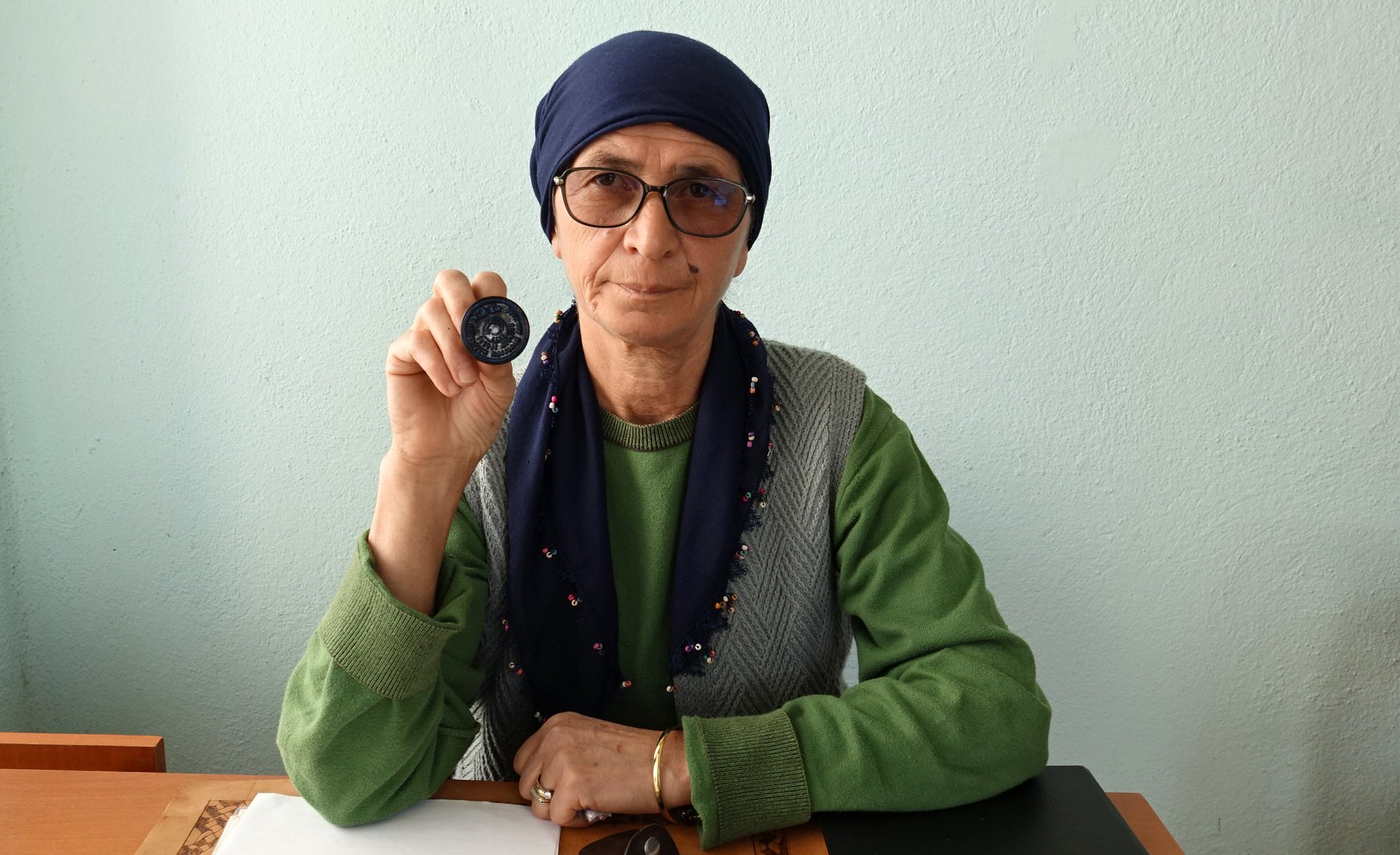 Eğirdir’in İlk Kadın Muhtarı Şükriye Kılınç 16 Yıldır Mührü Kaptırmıyor