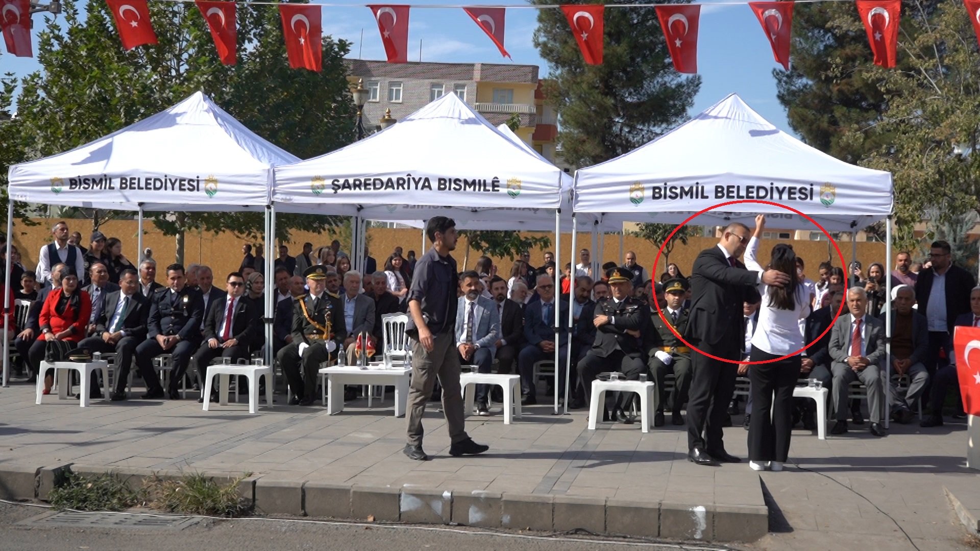 Diyarbakır’da İstiklal Marşı’nı Okurken Duygulanan Öğrenciyi Kaymakam Teselli Etti
