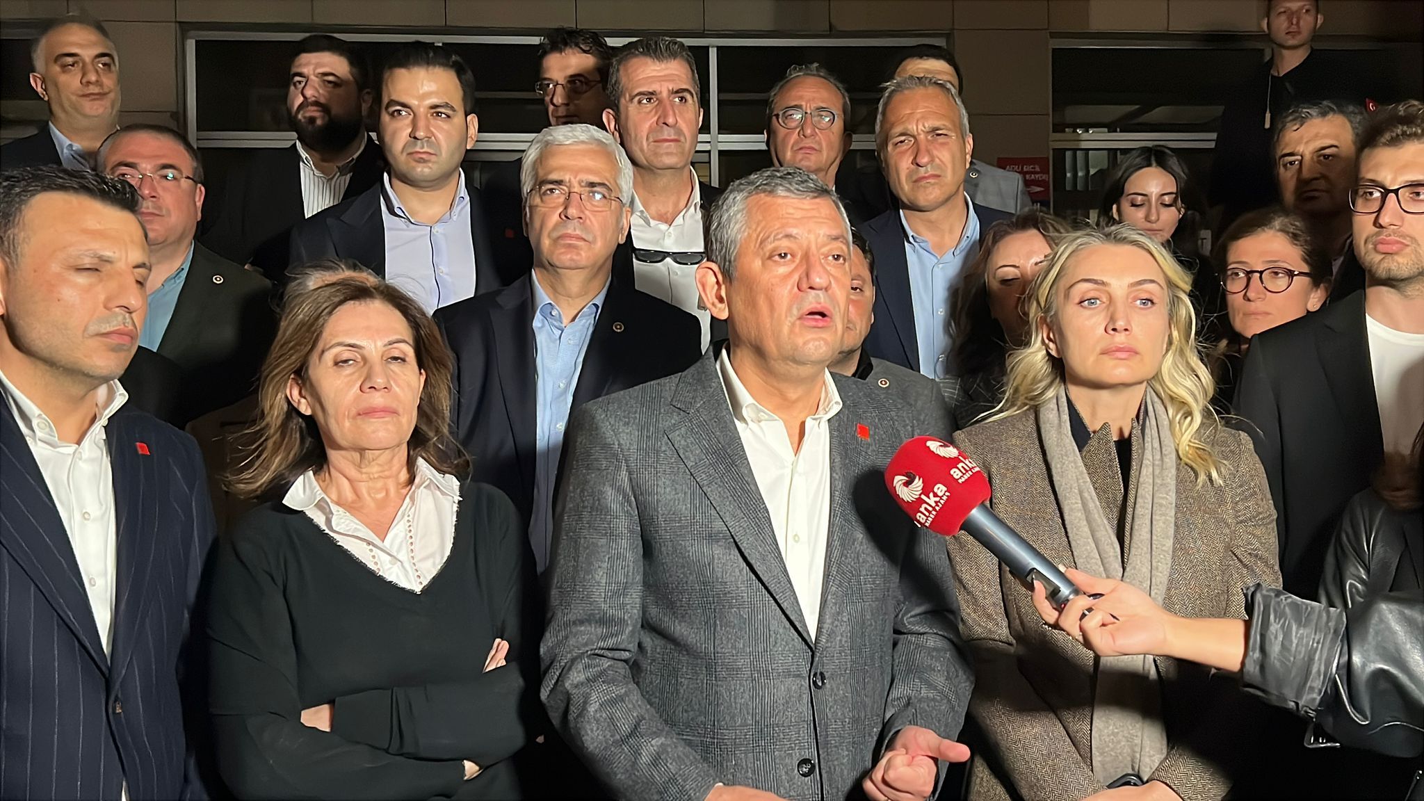 Özgür Özel’den Çağlayan Adliyesi’nde Sert Açıklama: ‘Demokrasiyi Ortadan Kaldırmaya Çalışıyorlar’ CHP Genel Başkanı Özgür