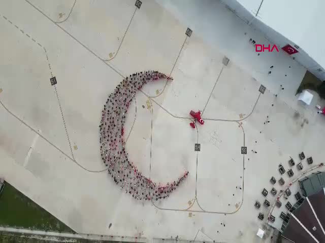 Sivrihisar’da Cumhuriyet Coşkusu: Yüzlerce Kişi Hilal, Akrobasi Uçağı Yıldız Oldu Sivrihisar Havacılık Merkezi'nde Cumhuriyet'in