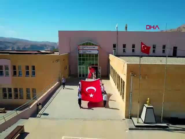 Batman’da Tarihi Dokuda Cumhuriyet Coşkusu: Hasankeyf’te 102’nci Yıl Kareografisi Batman'ın tarihi Hasankeyf ilçesinde