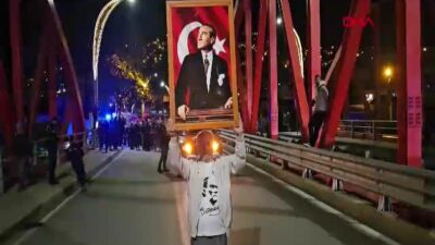 Zonguldak’ta Cumhuriyet Coşkusu: 80 Yaşındaki Emekli Madenci Atatürk Portresiyle Fener Alayına Öncülük Etti