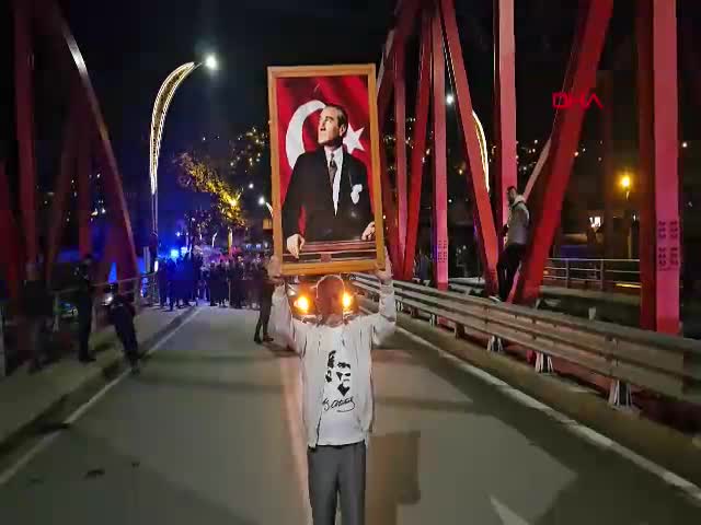 Zonguldak’ta Cumhuriyet Coşkusu: 80 Yaşındaki Emekli Madenci Atatürk Portresiyle Fener Alayına Öncülük Etti Zonguldak'ta Cumhuriyet'in 102'nci yılı