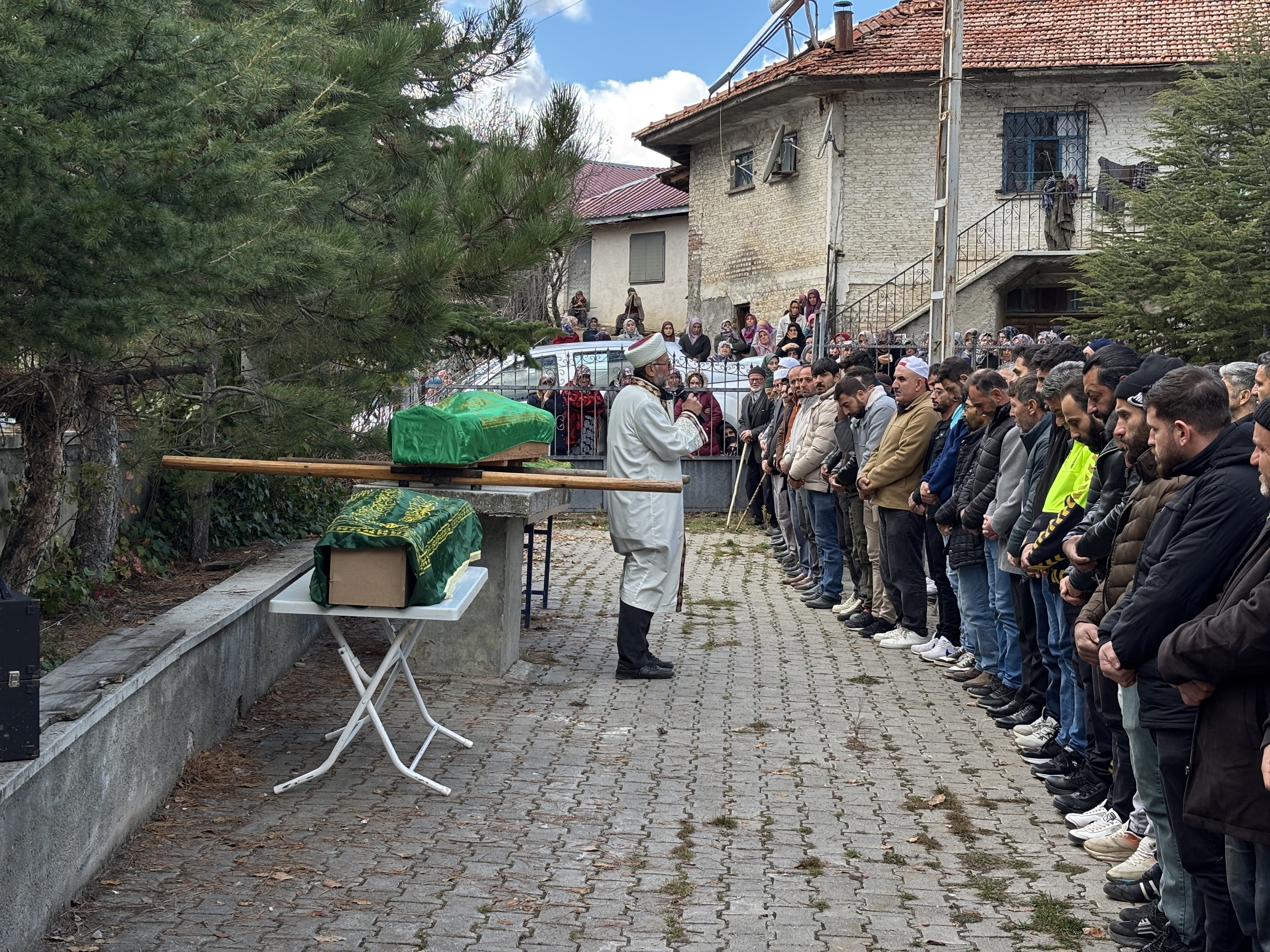 Polis Memuru Eşi ve İki Çocuğunu Katletti: Çankırı’da Hüzünlü Cenaze Töreni