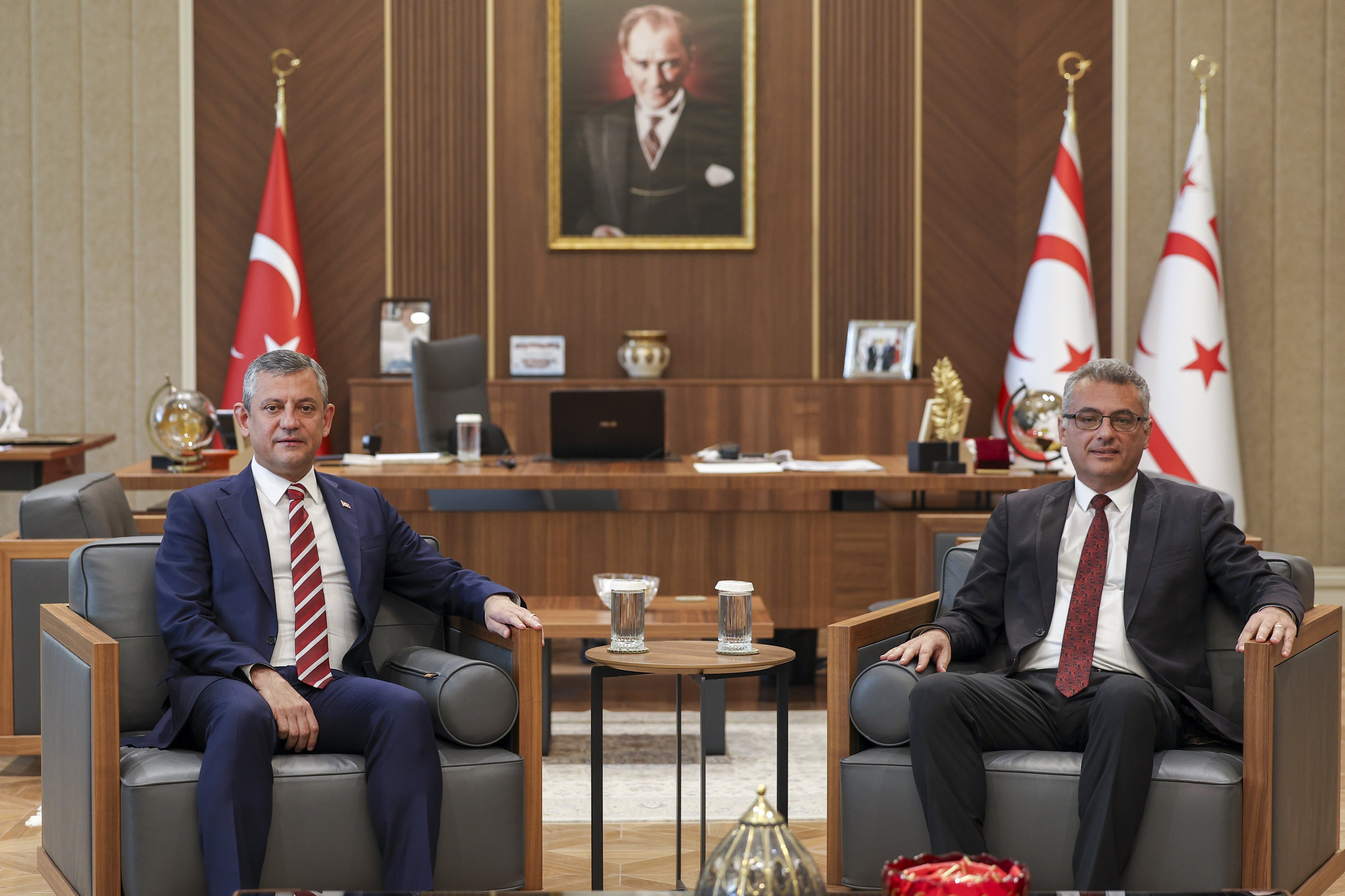 CHP Lideri Özgür Özel KKTC’de: Cumhurbaşkanı Erhürman’ı Ziyaret Etti