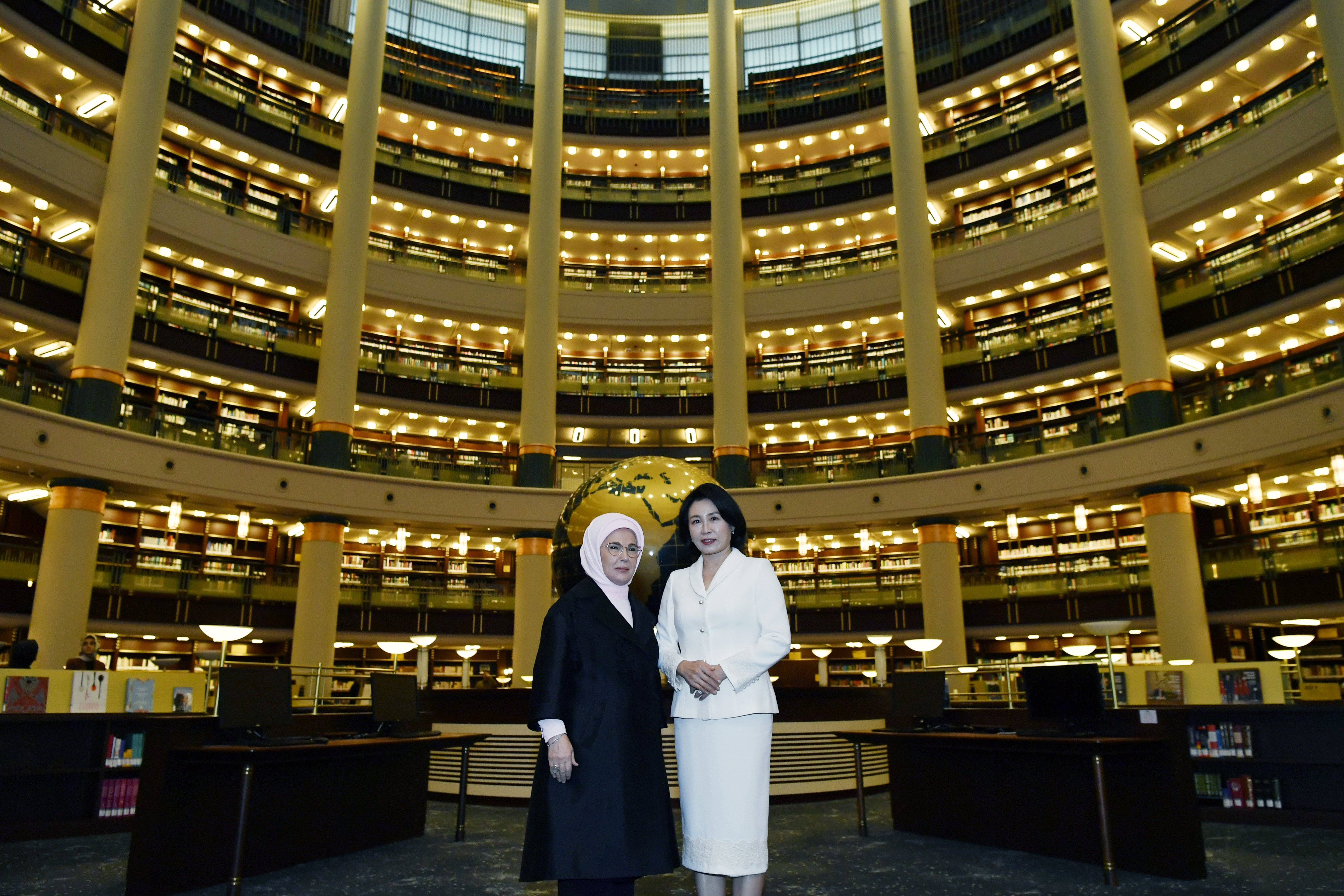 Emine Erdoğan ve Güney Kore Devlet Başkanı’nın Eşi Kim, Millet Kütüphanesi’nde Tarihi Buluşma Gerçekleştirdi