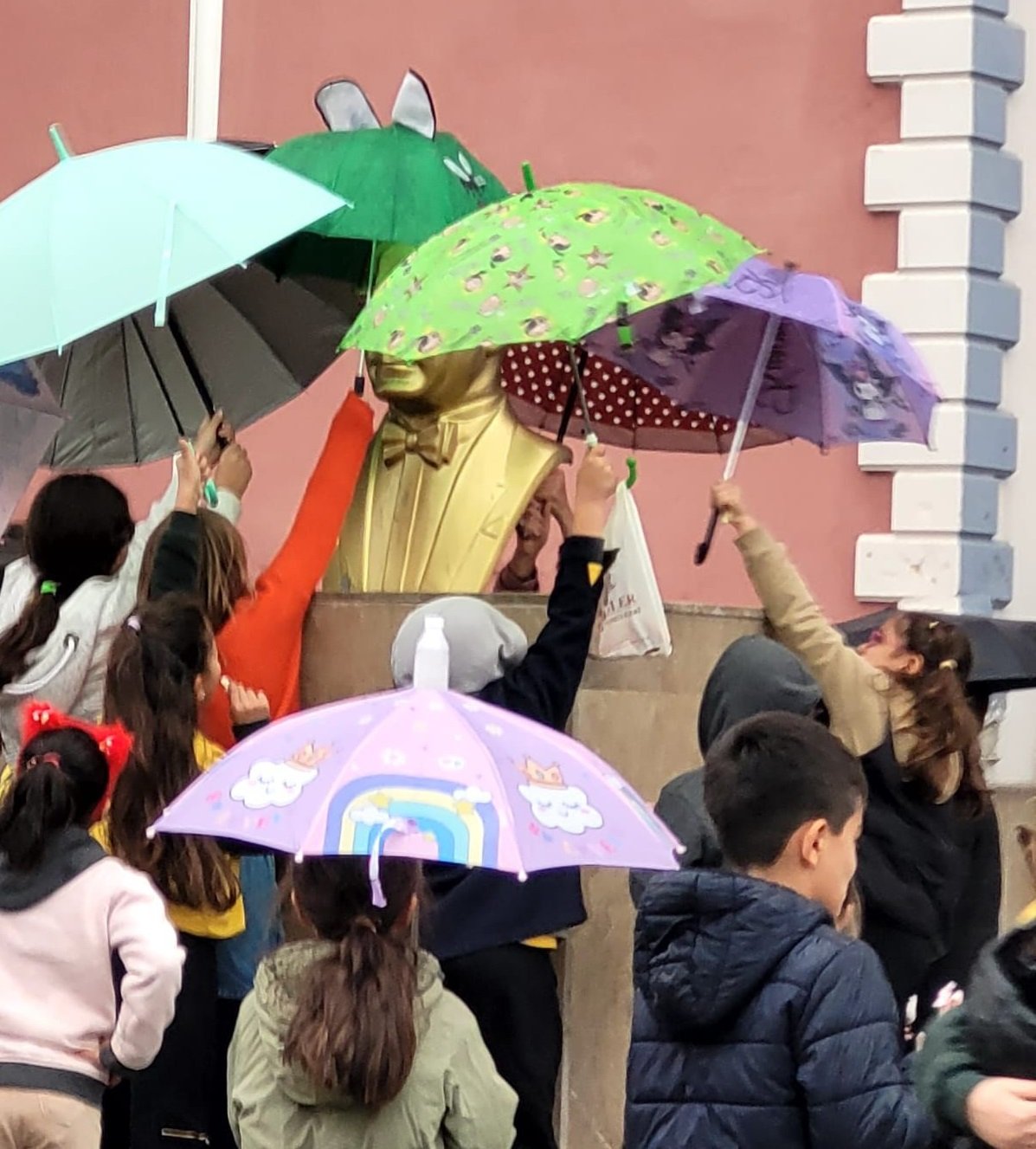 Adana'nın Ceyhan ilçesinde ilkokul öğrencileri,